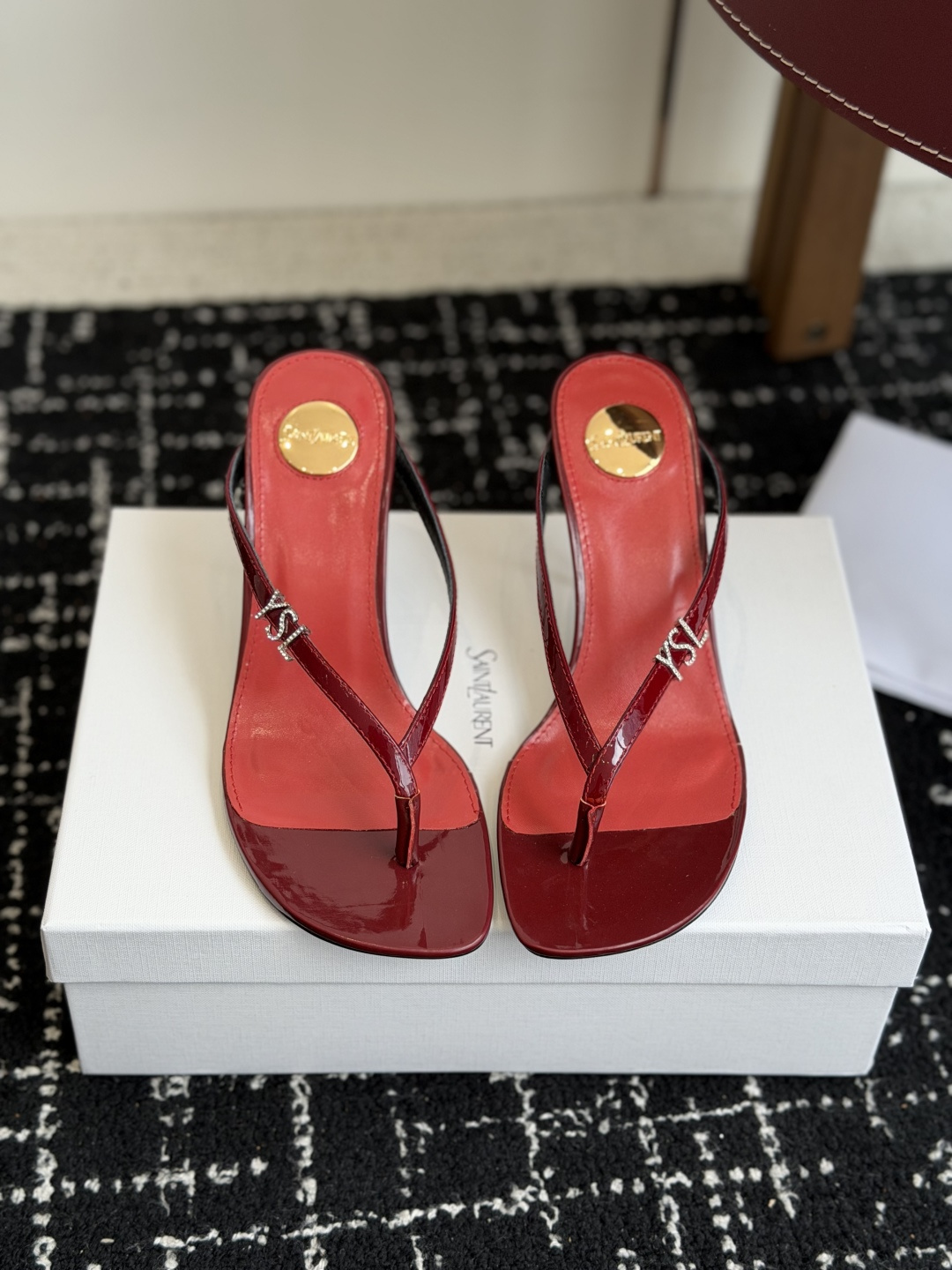 NO:875463,Purchasing agent SAINT LAURENT Saint Laurent spring and summer catwalk style high-heeled flip-flop sandals. Many celebrity fashion bloggers have planted grass. Only YSL understands women's hearts best and does not accept refutation. Super invincible feminine artifact. Perfect details. The carefully crafted body last ensures super comfortable foot feel. Customized imported leather for the upper. Imported mixed sheepskin lining. Heel height is about 10CM. Outsole Italian leather outsole Size 35-40 (40  Custom-made (non-refundable), split-toe shoes, saint laurent, saint laurent, saint laurent, sandals, sheepskin, Leather soles19860909代购级 SAINT LAURENT圣罗兰春夏走秀款 高跟夹脚凉鞋 超多明星时尚博主种草 唯有YSL最懂女人心不接受反驳超级无敌女人味神器 细节完美对版 精雕细琢的型体楦型保证脚感超级舒服 鞋面定制进口皮料 进口混种羊皮里 跟高10CM左右 大底意大利真皮大底 Size35-40（ 40 订做不退换）,分趾鞋,saint laurent,saint laurent,saint laurent,sandals,sheepskin,Leather soles,Women's Shoes