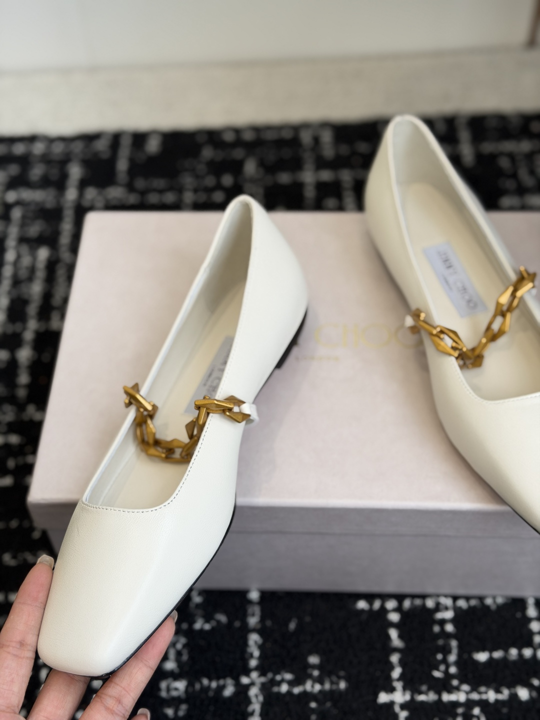 东莞代购级Jimmy Choo 26ss新品方头单鞋 高品质颜值单品推荐,贸易公司订单同步专柜 主打精致 东莞代购级Jimmy Choo 26ss新品方头单鞋 高品质颜值单品推荐,贸易公司订单同步专柜 主打精致