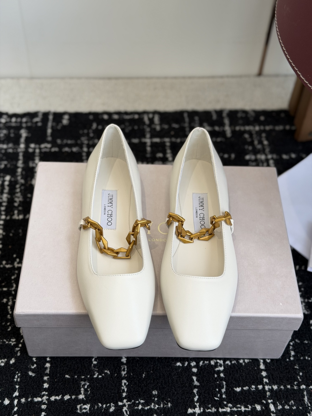 NO:875392,Dongguan purchasing agent Jimmy Choo 26ss new square-toe shoes. Recommended high-quality and good-looking items, synchronized order counters of trading companies. Focus on exquisiteness, comfort, casualness, sweetness, and can easily satisfy any style. blingbling brings a noble and elegant atmosphere, shining without being vulgar!  The shape of the shoe is very flattering to the foot shape, the smooth lines show a sense of high-end, the upper foot is exquisite and age-reducing, a pair of shallow shoes that everyone needs!  Upper cowhide, imported sheepskin lining, Italian genuine leather outsole Size 35-39, single shoes, jimmy choo, cowhide, sheepskin, Leather soles19860909东莞代购级 Jimmy Choo 26ss新品方头单鞋 高品质颜值单品推荐,贸易公司订单同步专柜 主打精致 舒适度休闲 甜美  无解风都轻松满足 blingbling 迎面扑来高贵典雅的气息,闪亮不显庸俗！ 鞋型非常修饰脚型,流畅线条尽显高级感,上脚精致又减龄,任何人都需要的一双浅口小单鞋！ 鞋面牛皮 内里进口羊皮,意大利真皮大底  Size35-39,单鞋,jimmy choo,cowhide,sheepskin,Leather soles,Women's Shoes