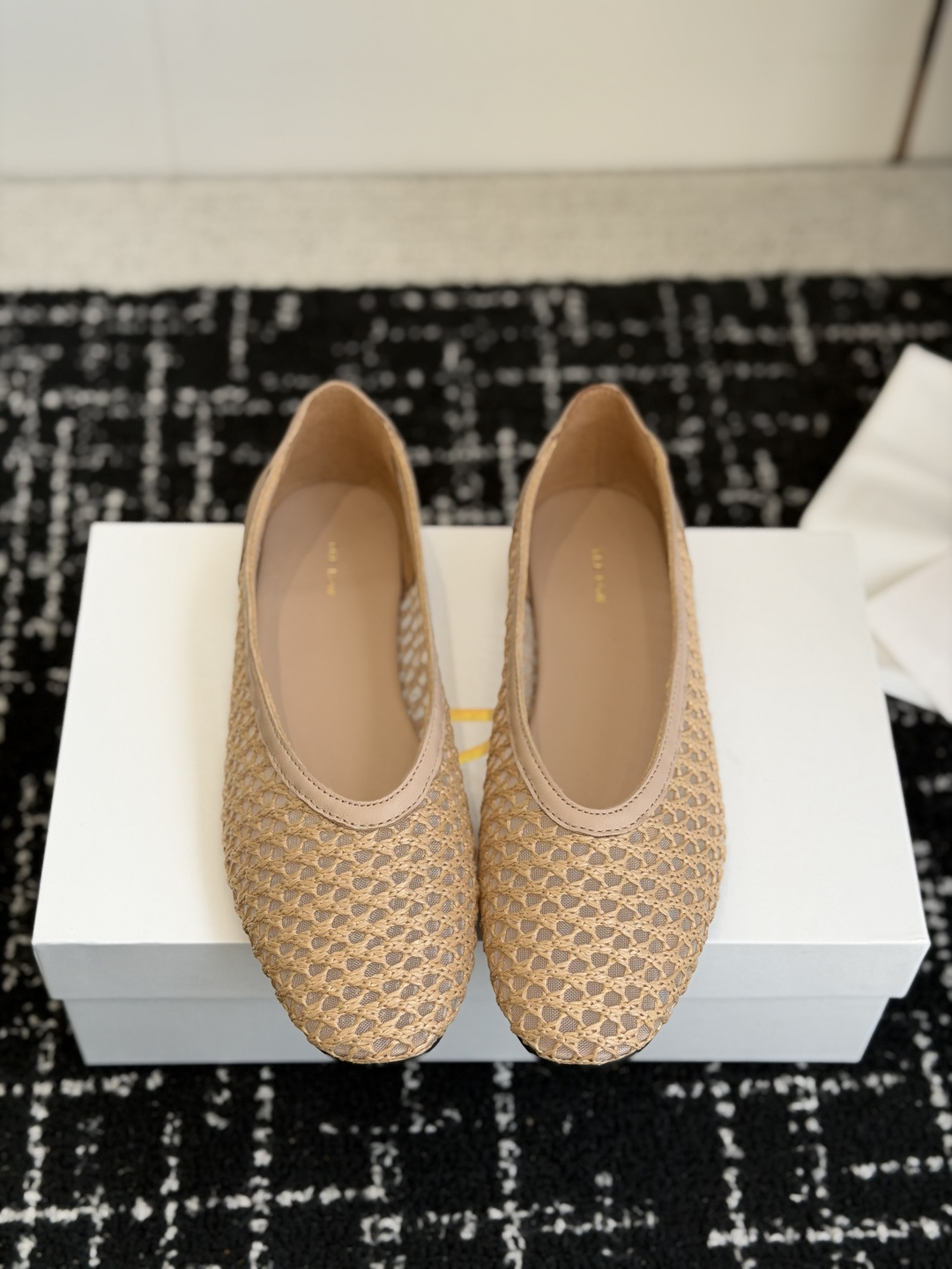 NO:875397,Dongguan's new purchasing agent THE ROW fur mesh shoes are a lazy artifact that welds a high-grade sense of relaxation to the feet. The hand-woven mesh surface has a breathable feeling. It will not stuffy your feet in summer and also brings a holiday atmosphere!  It's perfect with suit pants, jeans, and a dress. It can be worn for commuting, traveling, or at home. It's a comfortable and fashionable spring and summer must-have!  Original fabric, customized mesh woven cowhide edging, foot pads, mixed sheepskin, outsole mold, TPU rubber outsole, size 35-40 (customized for 40), single shoes, skirts, jeans, business suit, cowhide, sheepskin19860909东莞代购级新款THE ROW皮草网纱单鞋 把高级松弛感焊在脚上的懒人神器,手工编织网面自带通透呼吸感,夏天穿不闷脚还自带度假氛围！ 搭配西装裤牛仔裤连衣裙都超合适,通勤出游,居家都能穿,舒服又时髦的春夏必备款！ 面料原版定制网面编织牛皮包边 垫脚垫脚混种羊皮 大底模具tpu橡胶大底 尺码35-40（40定制）,单鞋,skirts,jeans,business suit,cowhide,sheepskin,Women's Shoes