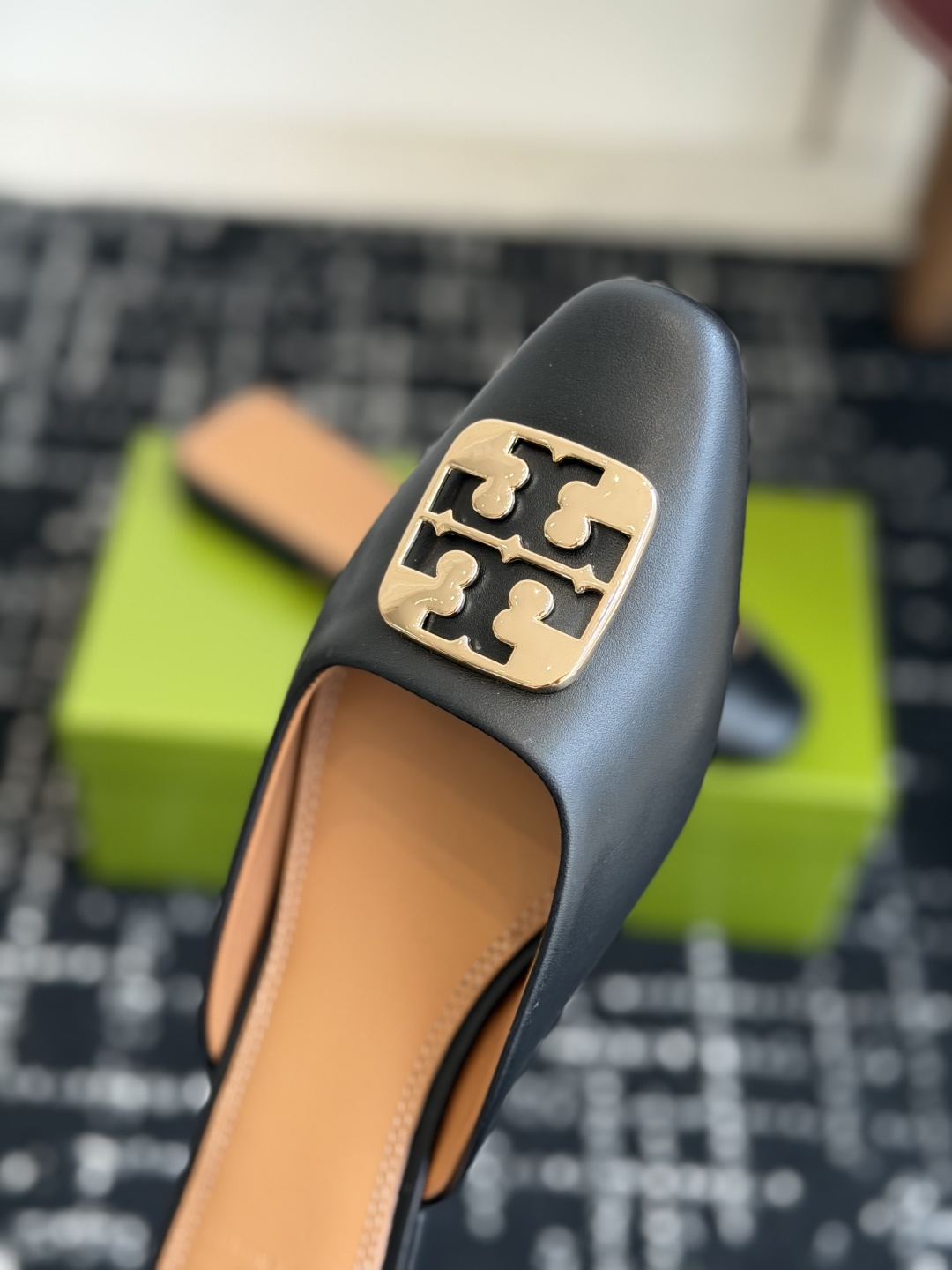 东莞代购级Tory burch（TB）低跟平底包头半拖 标志性的双T五金扣装饰，浅口方型鞋口设计 上脚即