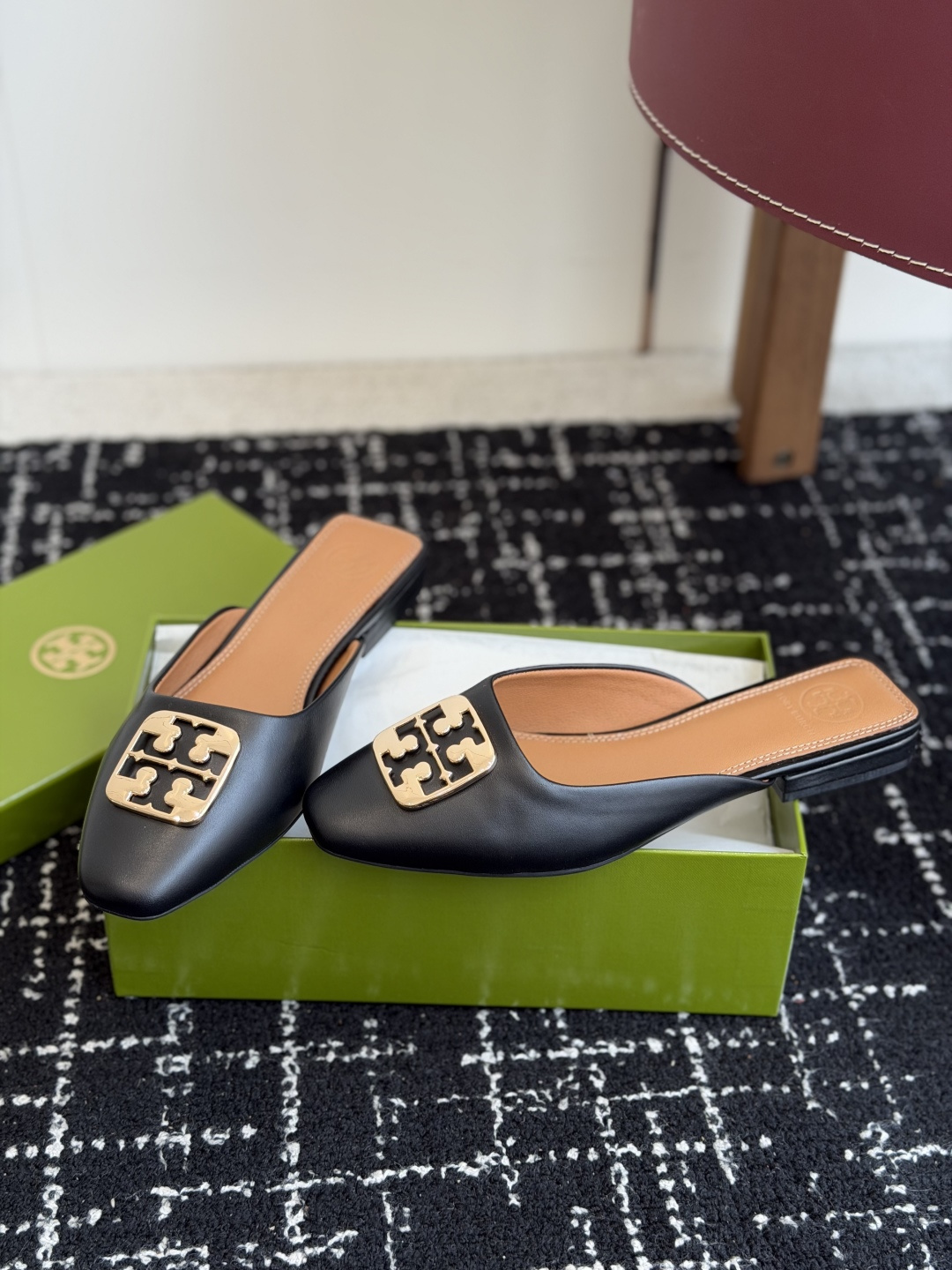 东莞代购级Tory burch（TB）低跟平底包头半拖 标志性的双T五金扣装饰，浅口方型鞋口设计 上脚即
