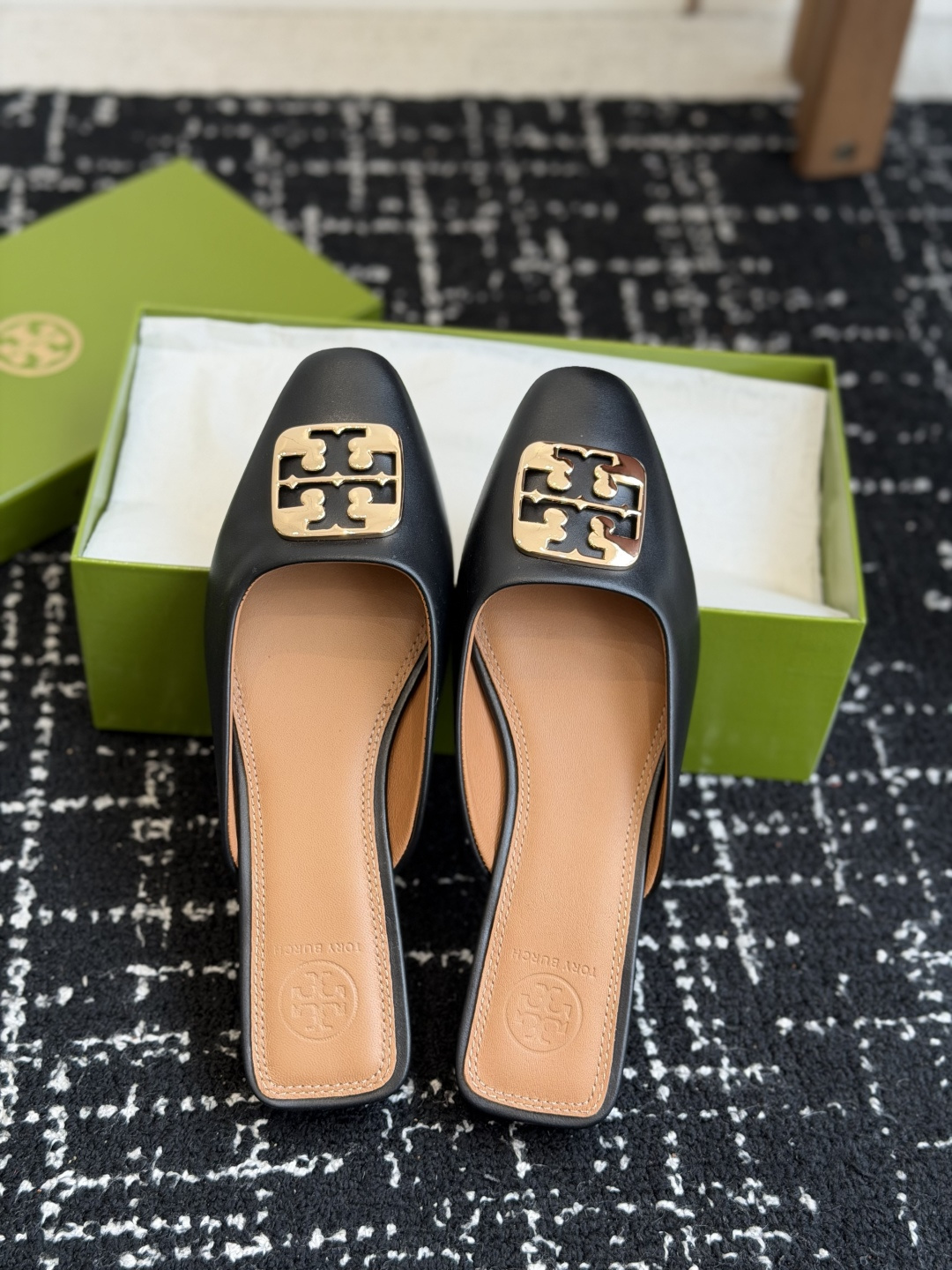 东莞代购级Tory burch（TB）低跟平底包头半拖 标志性的双T五金扣装饰，浅口方型鞋口设计 上脚即