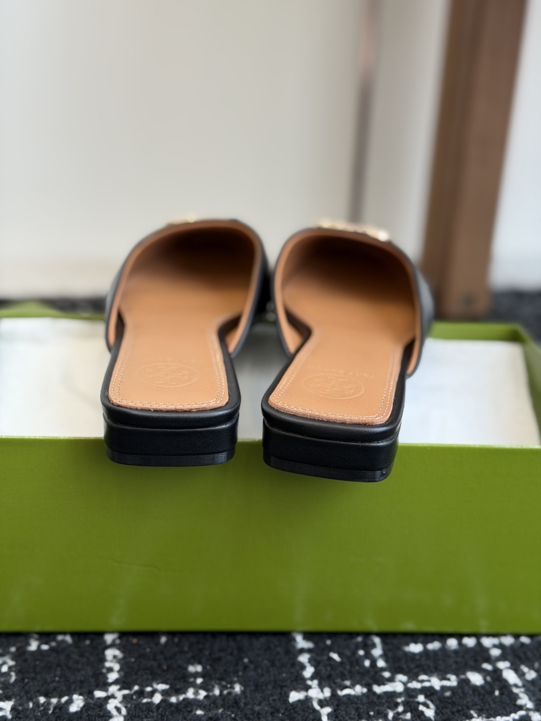 东莞代购级Tory burch（TB）低跟平底包头半拖 标志性的双T五金扣装饰，浅口方型鞋口设计 上脚即