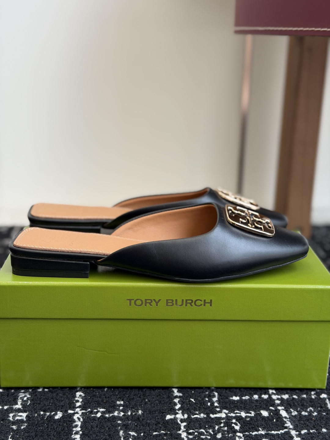 东莞代购级Tory burch（TB）低跟平底包头半拖 标志性的双T五金扣装饰，浅口方型鞋口设计 上脚即