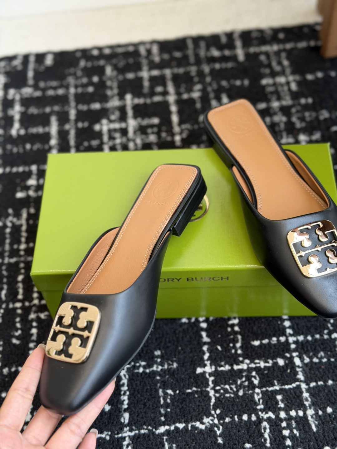 东莞代购级Tory burch（TB）低跟平底包头半拖 标志性的双T五金扣装饰，浅口方型鞋口设计 上脚即