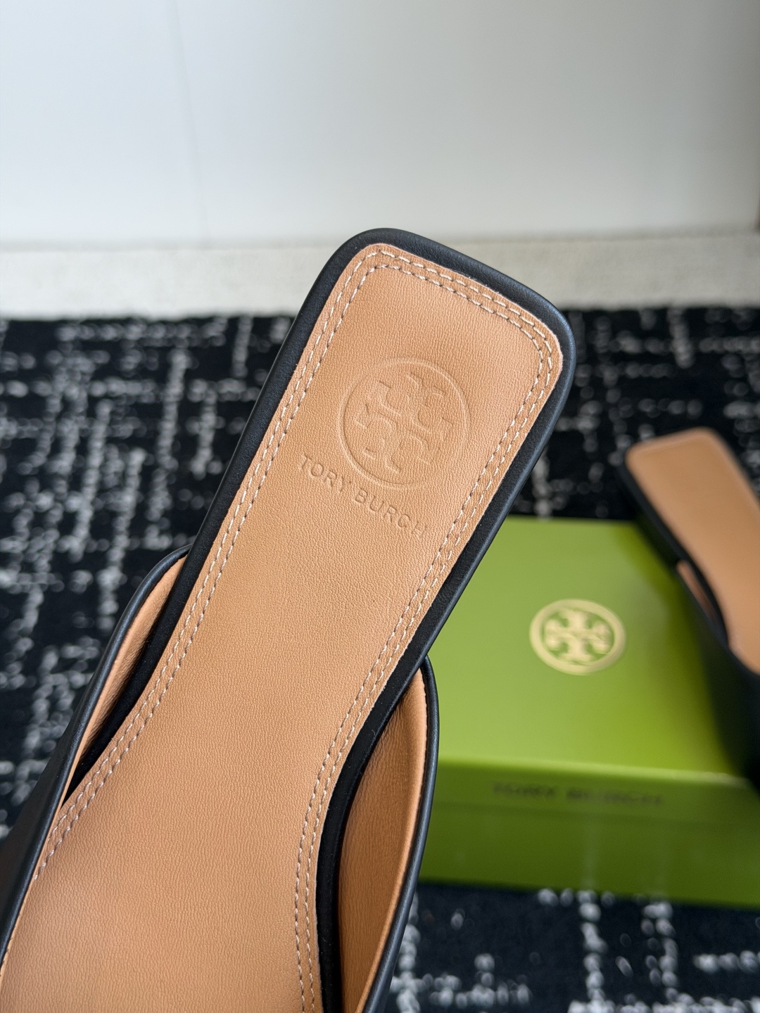 东莞代购级Tory burch（TB）低跟平底包头半拖 标志性的双T五金扣装饰，浅口方型鞋口设计 上脚即