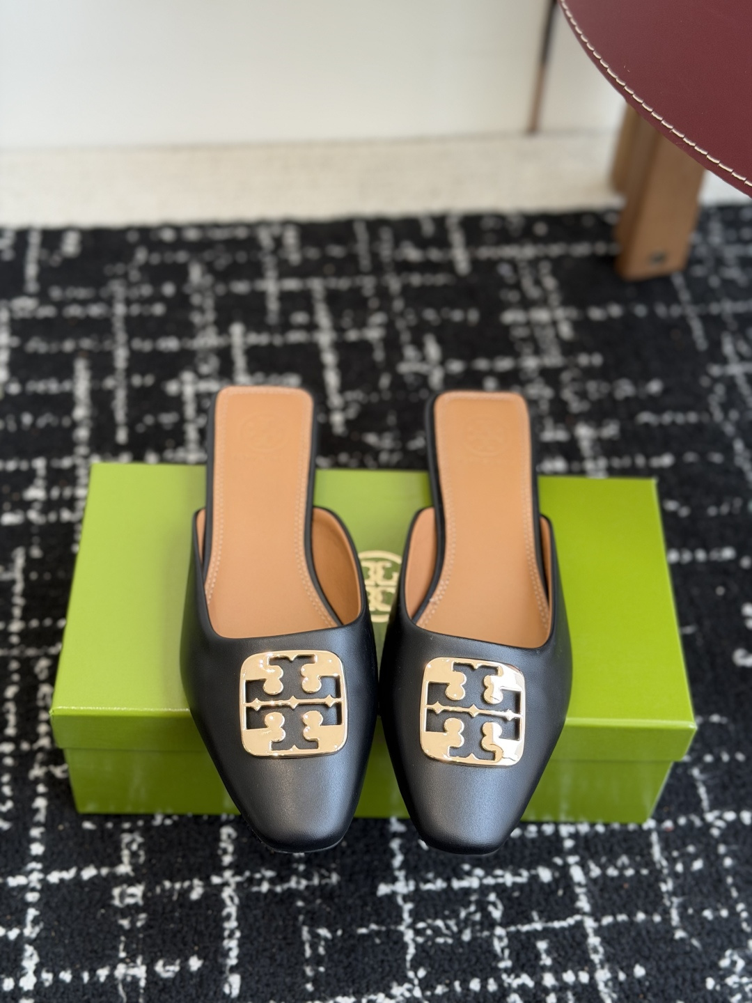 东莞代购级Tory burch（TB）低跟平底包头半拖 标志性的双T五金扣装饰，浅口方型鞋口设计 上脚即