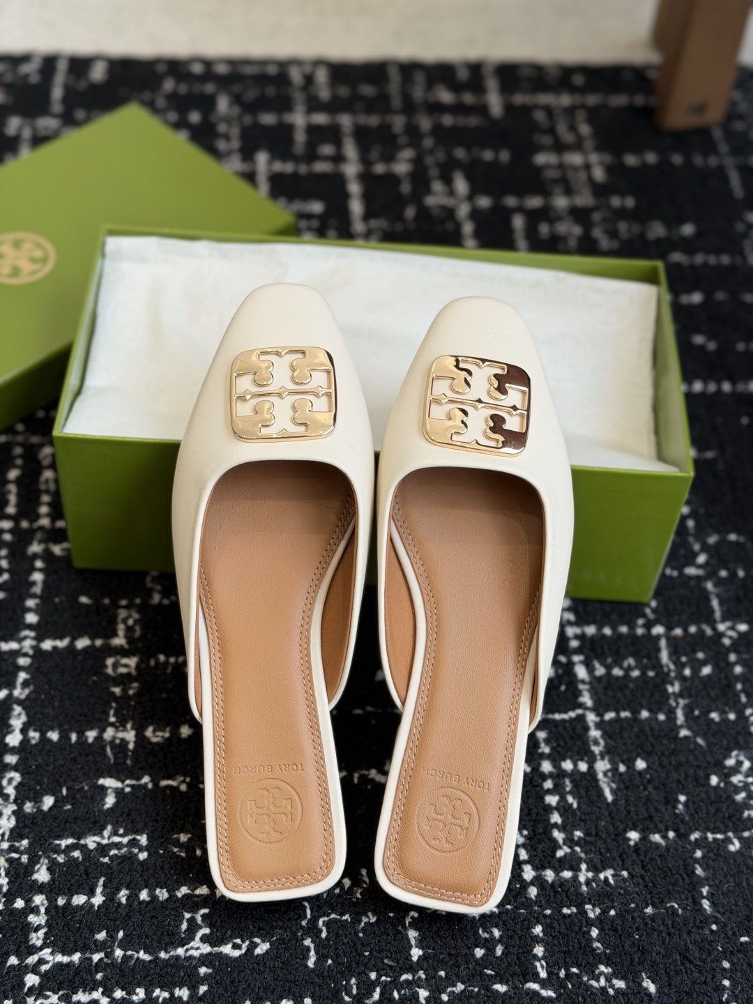 东莞代购级Tory burch（TB）低跟平底包头半拖 标志性的双T五金扣装饰，浅口方型鞋口设计 上脚即