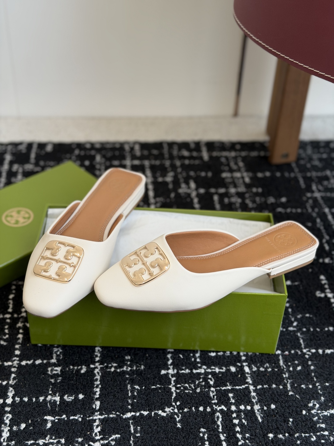 东莞代购级Tory burch（TB）低跟平底包头半拖 标志性的双T五金扣装饰，浅口方型鞋口设计 上脚即