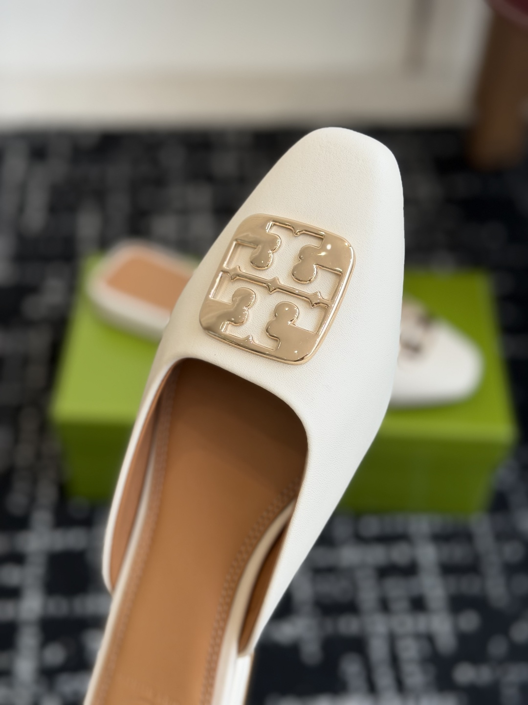 东莞代购级Tory burch（TB）低跟平底包头半拖 标志性的双T五金扣装饰，浅口方型鞋口设计 上脚即