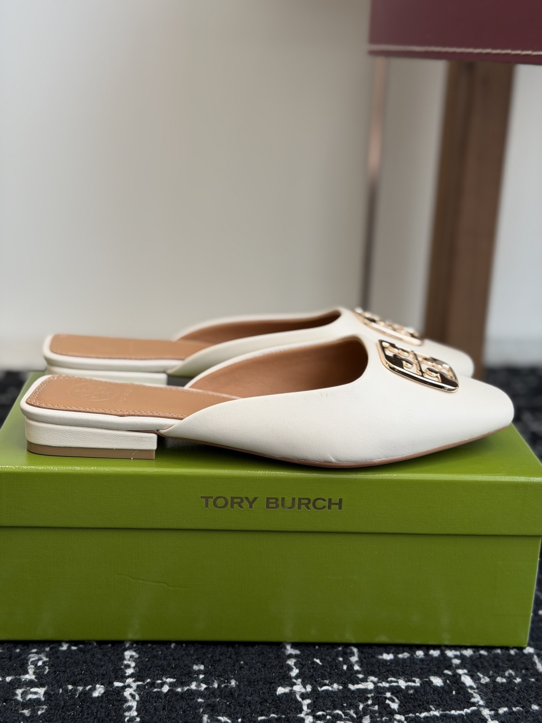 东莞代购级Tory burch（TB）低跟平底包头半拖 标志性的双T五金扣装饰，浅口方型鞋口设计 上脚即