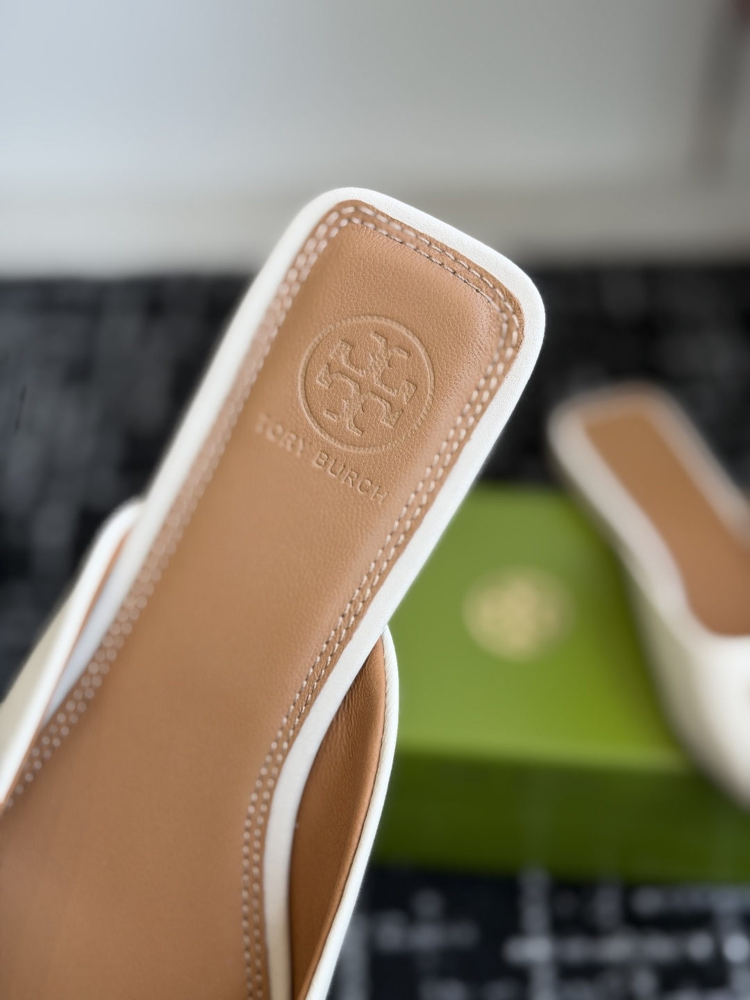 东莞代购级Tory burch（TB）低跟平底包头半拖 标志性的双T五金扣装饰，浅口方型鞋口设计 上脚即