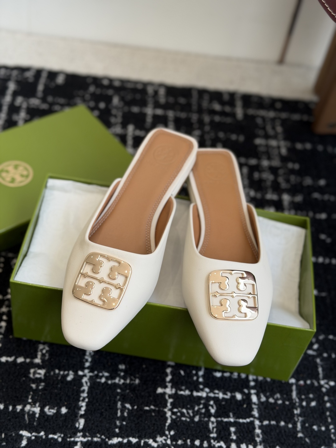 东莞代购级Tory burch（TB）低跟平底包头半拖 标志性的双T五金扣装饰，浅口方型鞋口设计 上脚即