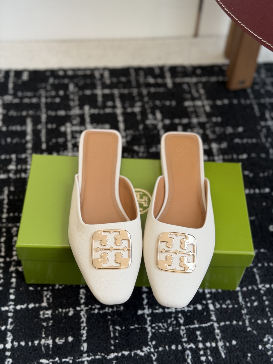 NO:876550,Dongguan purchasing agent Tory burch (TB) low-heeled, flat-bottomed toe-cap half-drag. Iconic double-T hardware buckle decoration, shallow square shoe mouth design. It is sexy on the toes and has a casual and lazy style. It can be paired with shorts, skirts, jeans, wide-leg pants and long skirts!  Fabric Sheepskin Lining Sheepskin Outsole Rubber sole Heel height 1cm Size 36-41 (40, 41 customized), half drag, burberry, skirts, shorts, jeans, sheepskin19860909东莞代购级 Tory burch（TB）低跟平底包头半拖 标志性的双T五金扣装饰,浅口方型鞋口设计 上脚即性感又带有一种随性的慵懒风格 任意搭配短裤、短裙、牛仔裤、阔腿裤 长裙！ 面料羊皮 内里羊皮 大底橡胶底 跟高1cm 码数36-41（40、41定制）,半拖,burberry,skirts,shorts,jeans,sheepskin,Women's Shoes