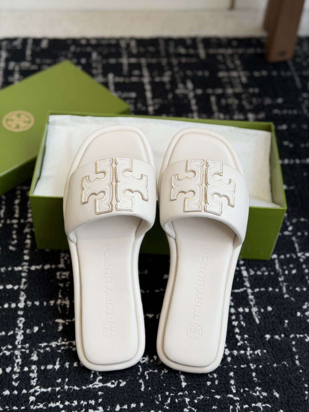 东莞代购级TB纯原 新款双T一字带皮革平底鞋这款ToryBurch平底拖鞋休闲又时髦，一字拖鞋鞋型，皮面