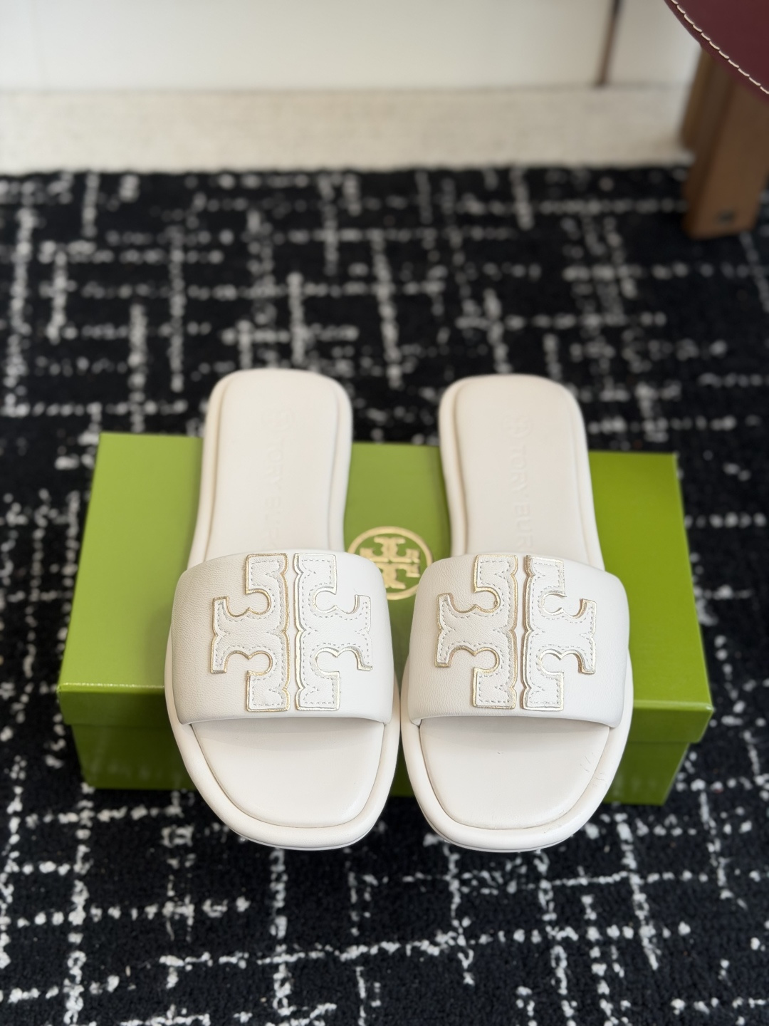 东莞代购级TB纯原 新款双T一字带皮革平底鞋这款ToryBurch平底拖鞋休闲又时髦，一字拖鞋鞋型，皮面
