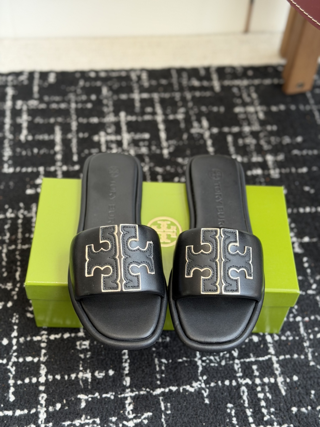 东莞代购级TB纯原 新款双T一字带皮革平底鞋这款ToryBurch平底拖鞋休闲又时髦，一字拖鞋鞋型，皮面