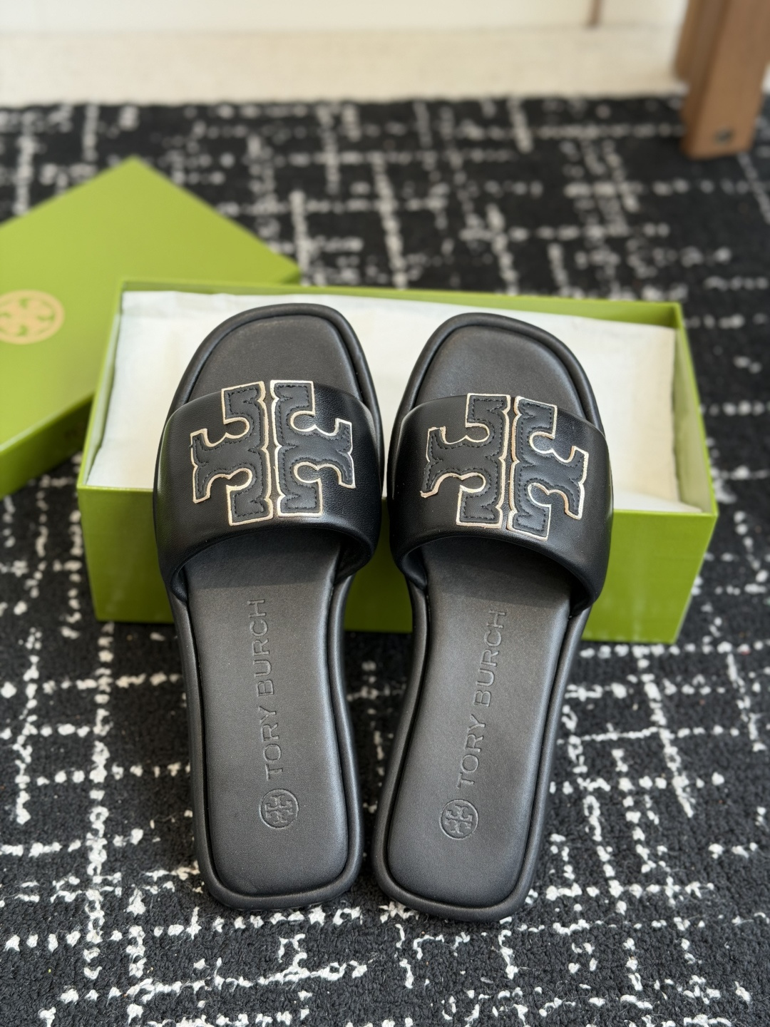 东莞代购级TB纯原 新款双T一字带皮革平底鞋这款ToryBurch平底拖鞋休闲又时髦，一字拖鞋鞋型，皮面
