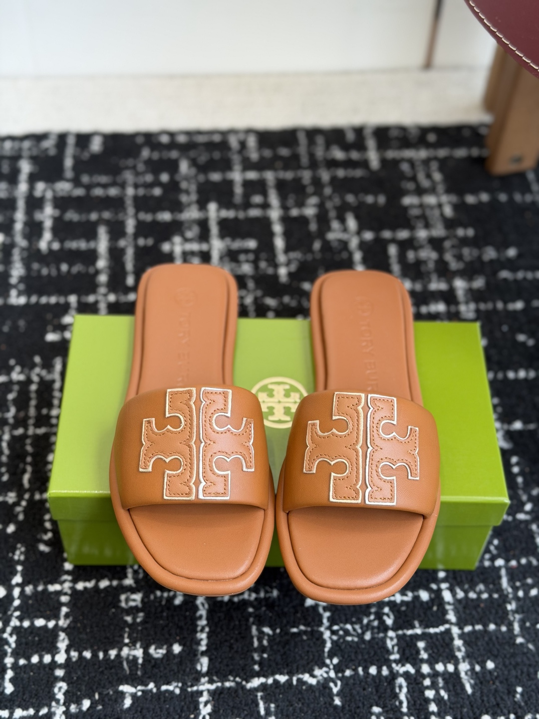 NO:876543,Dongguan purchasing agent TB pure original new double T leather flat shoes  These ToryBurch flat slippers are casual and fashionable. They have a one-line slipper shape. The leather fabric is very soft and comfortable, with a soft feel. The iconic double T logo on the upper is embellished with gold edge bottom processing. It is not obvious from a distance. It is relatively simple and elegant, with a low-key temperament. It is suitable for those with thin feet.  This model is not recommended for those with wide feet, because the straps are thicker, and fat feet will look bloated when worn. They are more comfortable to wear than flip-flops, and the color is very white and tender. The soles are very soft, and the upper feet are soft. The foot pads are also sheepskin, which is soft and comfortable. When you wear them, you feel that your feet are really relaxed.  The fabric is high-quality original sheepskin. The inner padding sheepskin is soft and comfortable. The outsole is molded rubber. The heel height is about 1cm. The standard US code conversion domestic code is as follows: 5.5=35,6=36,6.5=37,7=38,7.5=39,8.5=40 9=41, slippers, burberry, flats, slippers, sheepskin19860909东莞代购级 TB纯原 新款双T一字带皮革平底鞋 这款ToryBurch平底拖鞋休闲又时髦,一字拖鞋鞋型,皮面料非常柔软舒适,软绵绵的一个手感,鞋面标志性双T大Logo点缀金边底层处理,远看不明显,比较简单大方,低调气质款,适合脚偏瘦的,肉脚宽脚这款不推荐哦,因为一字带比较厚,胖脚穿显臃肿压脚,比夹趾拖鞋穿起来更为舒适,颜色也非常显白嫩,鞋底非常的柔软,上脚软绵绵的,垫脚也是羊皮,又软又舒服,穿上去从心里感觉到脚真的好放松. 面料优质原版羊皮 内里垫脚绵羊皮柔软舒适 大底模具橡胶大底 跟高约1cm 码数标准US码换算国内码如下5.5=35,6=36,6.5=37,7=38,7.5=39,8.5=40 9=41,拖鞋,burberry,flats,slippers,sheepskin,Women's Shoes