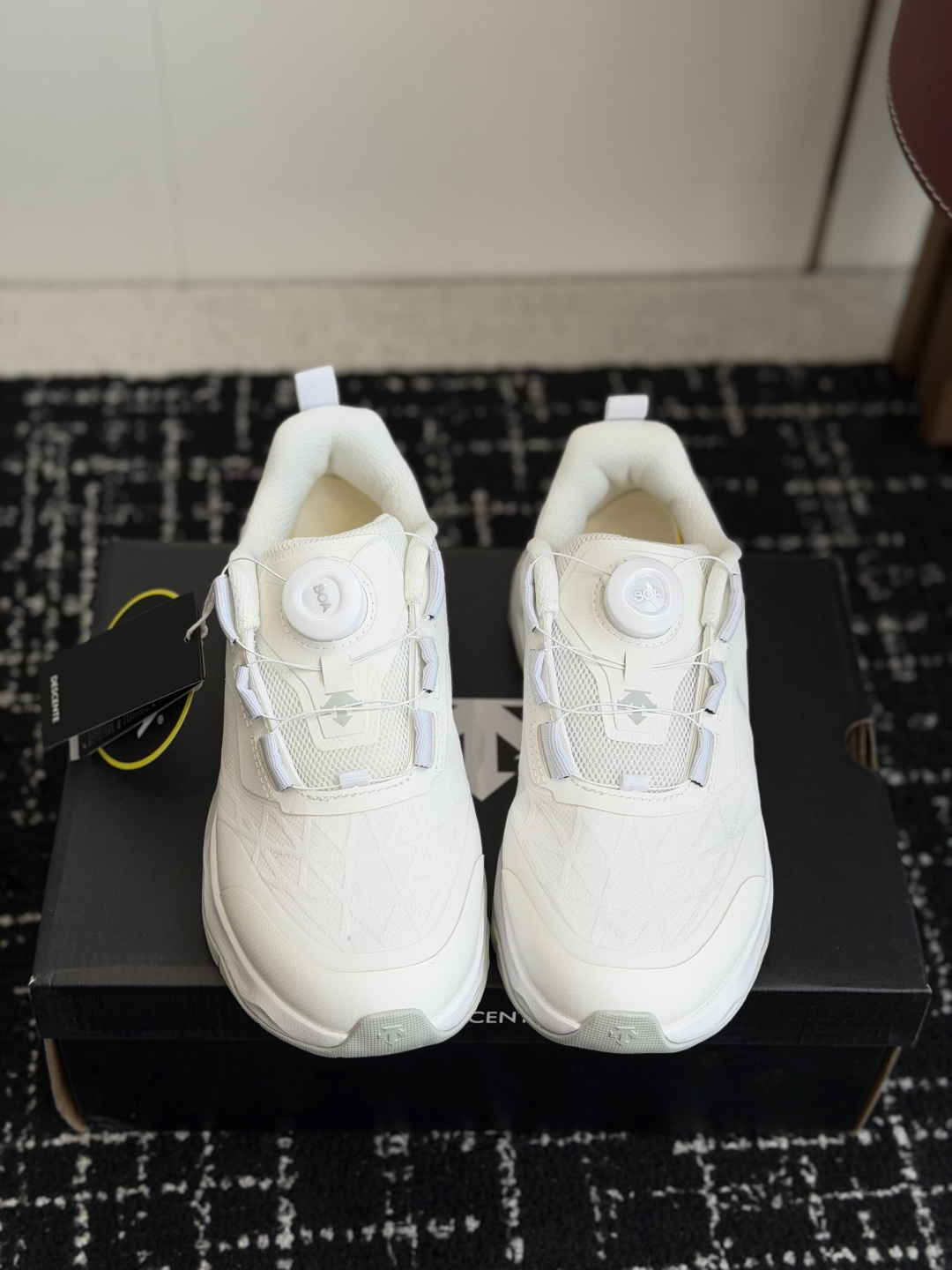 NO:876530,Dongguan purchasing agent-grade Sante sports shoes. This pair of Desante has taken into account appearance, comfort and practicality from the beginning of its design. The overall shape is simple and elegant, without fancy and redundant decorations. The same design for men and women can be purchased by the whole family. The details fully demonstrate the brand's craftsmanship, from the overall shoe shape and upper materials to the characteristic shoe buckles, cushioning midsole and anti-slip outsole. Every detail has been carefully polished, and the on-foot experience is far superior to ordinary casual shoes.  The entire pair of shoes adopts a smooth and neat low-cut silhouette, with soft and layered lines. The classic color matching system is versatile and can be easily matched with casual pants, jeans, sports pants, and overalls. The toe is slightly tapered and streamlined, visually elongating the foot line, and easily modifying wide feet and fat feet.  The upper foot makes the foot appear slimmer. The shoe compartment space is reasonably designed to not squeeze the toes or press the instep, so people with high insteps can wear it freely. The heel is equipped with an integrated pull-up webbing, which can be pulled up and put on and taken off with one hand. It is also very convenient to go out in a hurry. There is no sense of restraint when wearing it at home or driving in daily life, taking into account both beauty and practicality.  Size 36-45 (half sizes available), casual shoes/sports shoes, sneakers, jeans19860909东莞代购级 桑特运动鞋 这双迪桑特从设计之初就兼顾了颜值、舒适度与实用性,整体造型简约大气,没有花哨冗余的装饰,男女同款的设计全家都能入手.细节之处更是尽显品牌工艺,从整体鞋型、鞋面用料,到特色鞋扣、缓震中底、防滑大底,每一处都经过精心打磨,上脚体验远超普通休闲鞋. 整双鞋采用流畅利落的低帮版型,整体线条柔和又富有层次感,经典的配色体系百搭不出错,休闲裤、牛仔裤、运动卫裤、工装裤都能轻松搭配.鞋头做了微收的流线型设计,视觉上拉长足部线条,轻松修饰宽脚、胖脚,上脚显脚瘦.鞋仓空间设计合理,不挤脚趾、不压脚背,高脚背人群也能自在穿着.后跟配置一体式提拉织带,单手即可提拉穿脱,出门赶时间也十分便捷,日常居家、开车穿着也毫无束缚感,兼顾美观与实用性. 码数36-45（有半码）,休闲鞋/运动鞋,sneakers,jeans,Women's Shoes