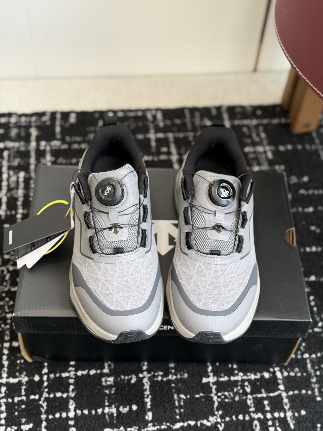 NO:876536,Dongguan Purchasing Level (Men's Size) Sante Sports Shoes This pair of Desante has taken into account appearance, comfort and practicality from the beginning of its design. The overall shape is simple and elegant, without fancy and redundant decorations. The same design for men and women can be purchased by the whole family. The details fully show the brand's craftsmanship, from the overall shoe shape and upper materials to the special buckles, cushioning midsole and non-slip outsole. Every detail has been carefully polished, and the on-foot experience is far superior to ordinary casual shoes.  The entire pair of shoes adopts a smooth and neat low-cut silhouette, with soft and layered lines. The classic color matching system is versatile and can be easily matched with casual pants, jeans, sports pants, and overalls. The toe is slightly tapered and streamlined, visually elongating the foot line, and easily modifying wide feet and fat feet.  The upper foot makes the foot appear slimmer. The shoe compartment space is reasonably designed to not squeeze the toes or press the instep, so people with high insteps can wear it freely. The heel is equipped with an integrated pull-up webbing, which can be pulled up and put on and taken off with one hand. It is also very convenient to go out in a hurry. There is no sense of restraint when wearing it at home or driving in daily life, taking into account both beauty and practicality.  Size 39-45 (half sizes available), casual shoes/sports shoes, sneakers, jeans19860909东莞代购级（男码） 桑特运动鞋 这双迪桑特从设计之初就兼顾了颜值、舒适度与实用性,整体造型简约大气,没有花哨冗余的装饰,男女同款的设计全家都能入手.细节之处更是尽显品牌工艺,从整体鞋型、鞋面用料,到特色鞋扣、缓震中底、防滑大底,每一处都经过精心打磨,上脚体验远超普通休闲鞋. 整双鞋采用流畅利落的低帮版型,整体线条柔和又富有层次感,经典的配色体系百搭不出错,休闲裤、牛仔裤、运动卫裤、工装裤都能轻松搭配.鞋头做了微收的流线型设计,视觉上拉长足部线条,轻松修饰宽脚、胖脚,上脚显脚瘦.鞋仓空间设计合理,不挤脚趾、不压脚背,高脚背人群也能自在穿着.后跟配置一体式提拉织带,单手即可提拉穿脱,出门赶时间也十分便捷,日常居家、开车穿着也毫无束缚感,兼顾美观与实用性. 码数39-45（有半码）,休闲鞋/运动鞋,sneakers,jeans,Women's Shoes