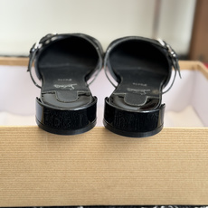 代购级CL红底鞋26ss春夏 小粗跟 玛丽珍 半拖 上脚果然更惊艳~个性双带设计非常百搭,而且高度也太适 代购级CL红底鞋26ss春夏 小粗跟 玛丽珍 半拖 上脚果然更惊艳~个性双带设计非常百搭,而且高度也太适