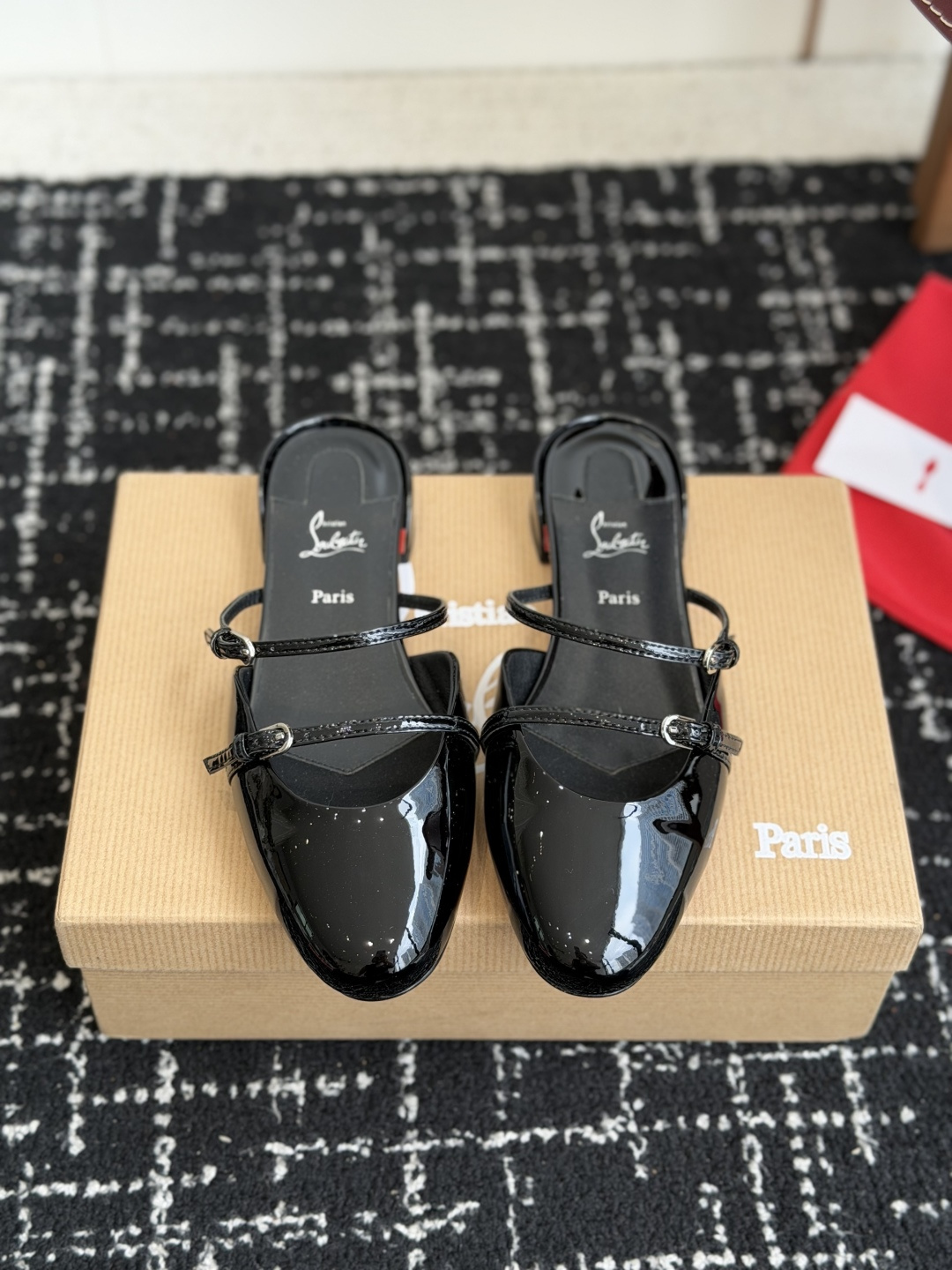 NO:876519,Purchasing-grade CL red-soled shoes 26ss spring and summer, small chunky heels, Mary Jane half-flops, and the upper toes are indeed more stunning~ The personalized double-strap design is very versatile, and the height is perfect for me, so it doesn’t tire my feet. It’s definitely a pair that won’t be a waste!  Lazy mops without sacrificing comfort and style!  Fabric imported patent leather, lining sheepskin, Italian genuine leather outsole Size #35-40 (40 customization is non-returnable and non-exchangeable), half drag, christian louboutin, mary jane, sheepskin, Leather soles19860909代购级 CL红底鞋26ss春夏 小粗跟 玛丽珍 半拖 上脚果然更惊艳~ 个性双带设计非常百搭,而且高度也太适合我了,穿着不累脚 绝对入手不亏的一双！懒人拖也不失舒适和时尚感！ 面料进口进口漆皮 内里羊皮 意大利真皮大底 Size#35-40（40 定制不退不换）,半拖,christian louboutin,mary jane,sheepskin,Leather soles,Women's Shoes