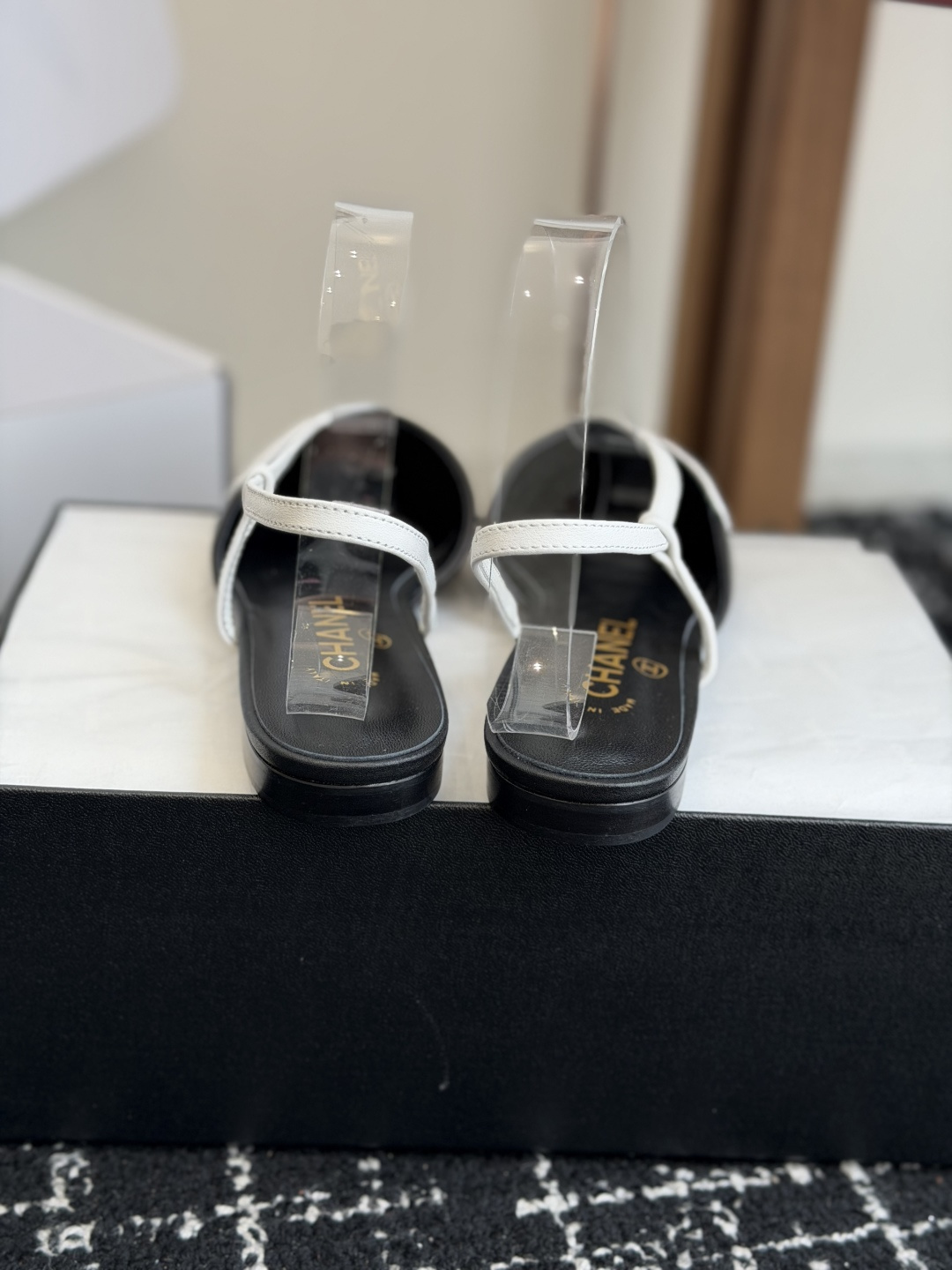 代购级CHANEL 香奈儿 26ss 春夏秀款 后空 凉鞋 第一眼看上就被种草了金色流动线条高跟凉鞋，极