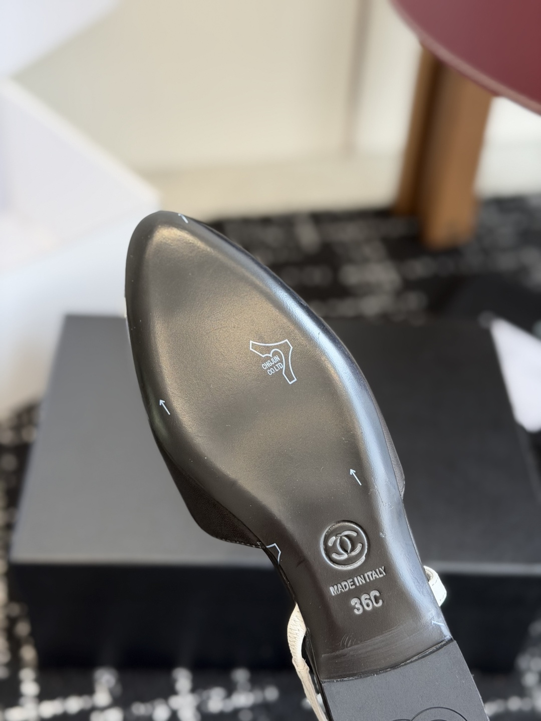 代购级CHANEL 香奈儿 26ss 春夏秀款 后空 凉鞋 第一眼看上就被种草了金色流动线条高跟凉鞋，极