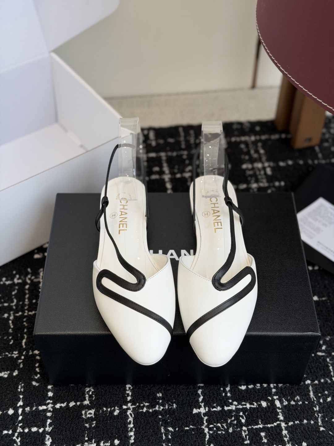 NO:876513,Purchasing agent CHANEL 26ss spring and summer show style back empty sandals. I was attracted by the golden flowing line high-heeled sandals at first sight. They are shoes with Latin dance characteristics, noble and elegant!  The upper is made of imported sheepskin/sheepkin, and the lining is tiptoe silk sheepskin. The foot feels super comfortable. The leather is very soft and skin-friendly. Italian imported genuine leather outsole Size35-41 (40 41 customized), sandals, chanel, chanel, sandals, sheepskin, sheep, Leather soles19860909代购级 CHANEL 香奈儿 26ss 春夏秀款 后空 凉鞋 第一眼看上就被种草了金色流动线条高跟凉鞋,极具拉丁舞特色的鞋子,高贵典雅！ 鞋面采用进口羊皮/羊京 内里踮脚丝绸羊皮 脚感超级舒服 皮料非常柔软亲肤 意大利进口真皮大底 Size35-41（40 41定制）,凉鞋,chanel,chanel,sandals,sheepskin,sheep,Leather soles,Women's Shoes