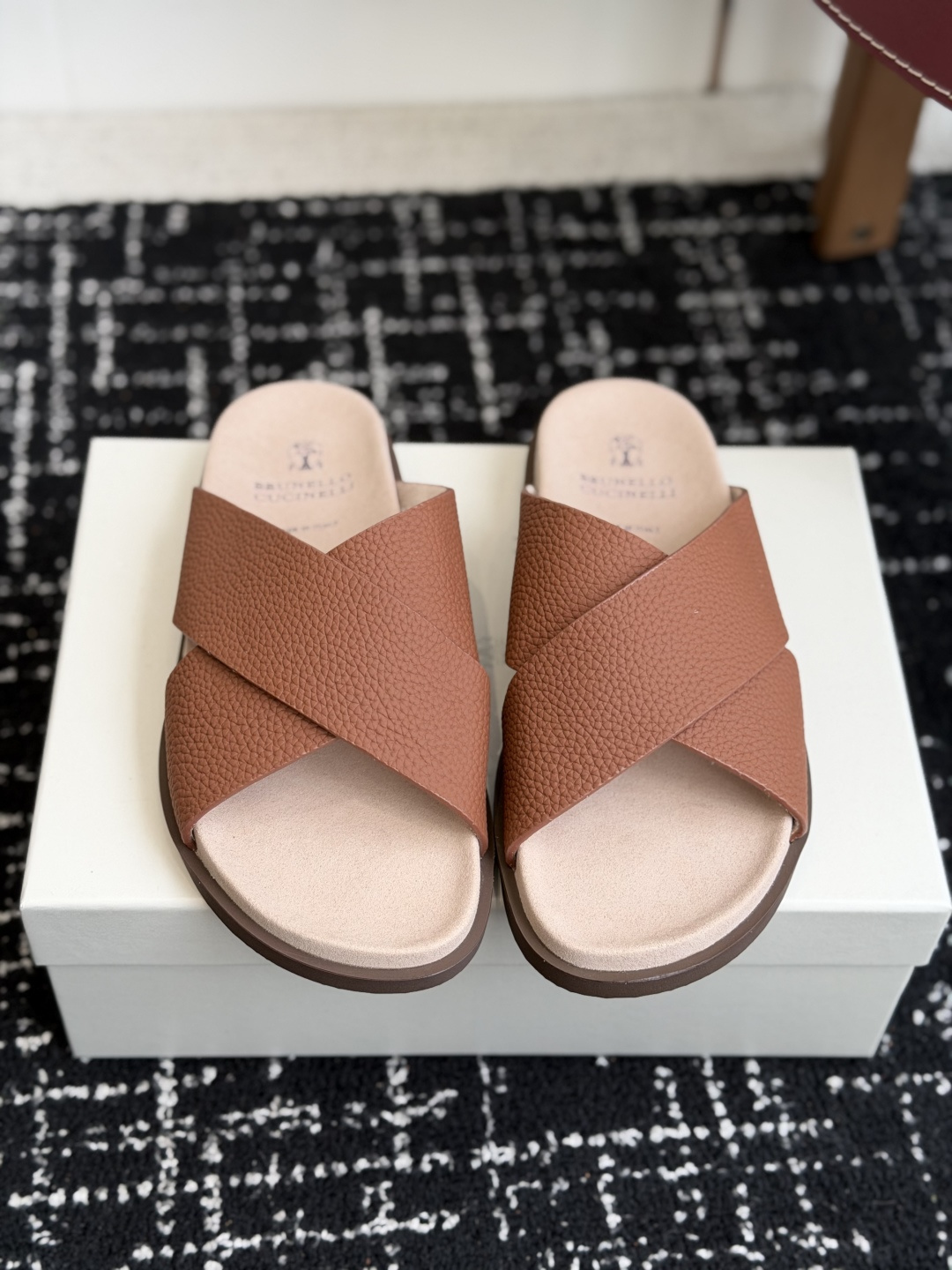 东莞代购级Brunello Cucinelli BC男士休闲凉拖鞋｜此款凉拖鞋鞋面料采用意大利进口荔枝纹