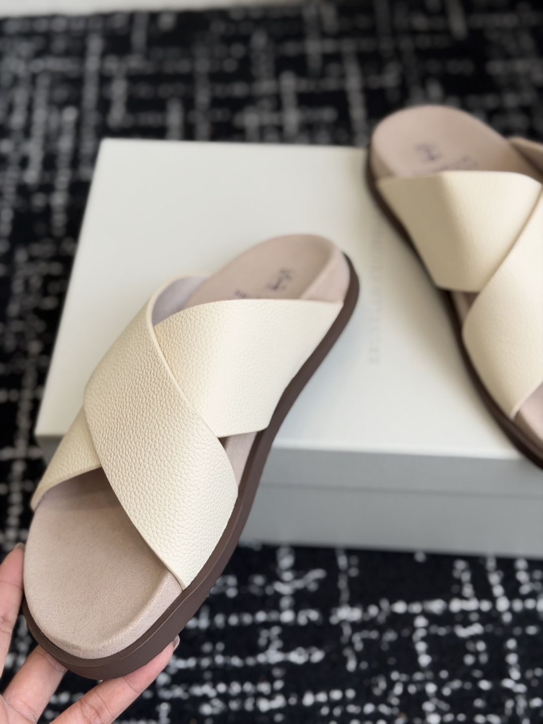 东莞代购级Brunello Cucinelli BC男士休闲凉拖鞋｜此款凉拖鞋鞋面料采用意大利进口荔枝纹