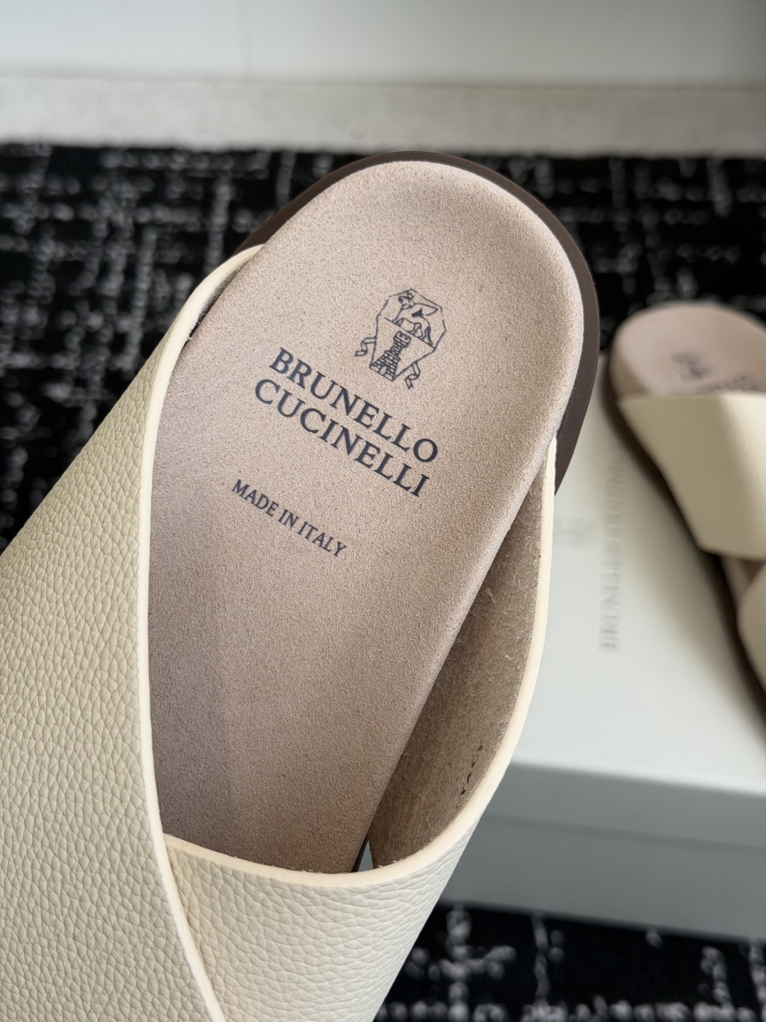 东莞代购级Brunello Cucinelli BC男士休闲凉拖鞋｜此款凉拖鞋鞋面料采用意大利进口荔枝纹