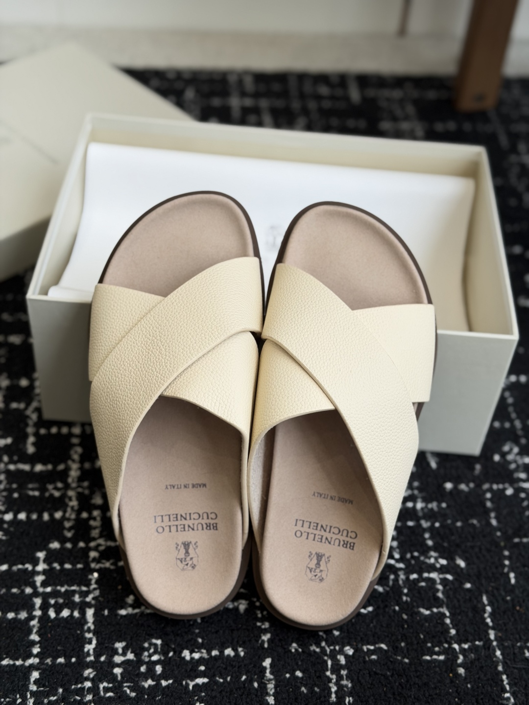 东莞代购级Brunello Cucinelli BC男士休闲凉拖鞋｜此款凉拖鞋鞋面料采用意大利进口荔枝纹