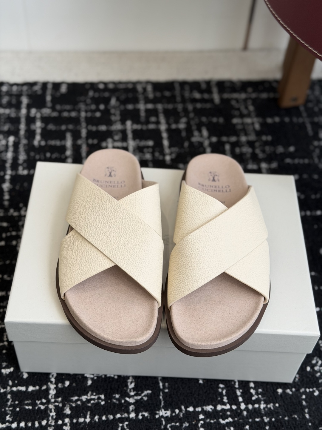 东莞代购级Brunello Cucinelli BC男士休闲凉拖鞋｜此款凉拖鞋鞋面料采用意大利进口荔枝纹