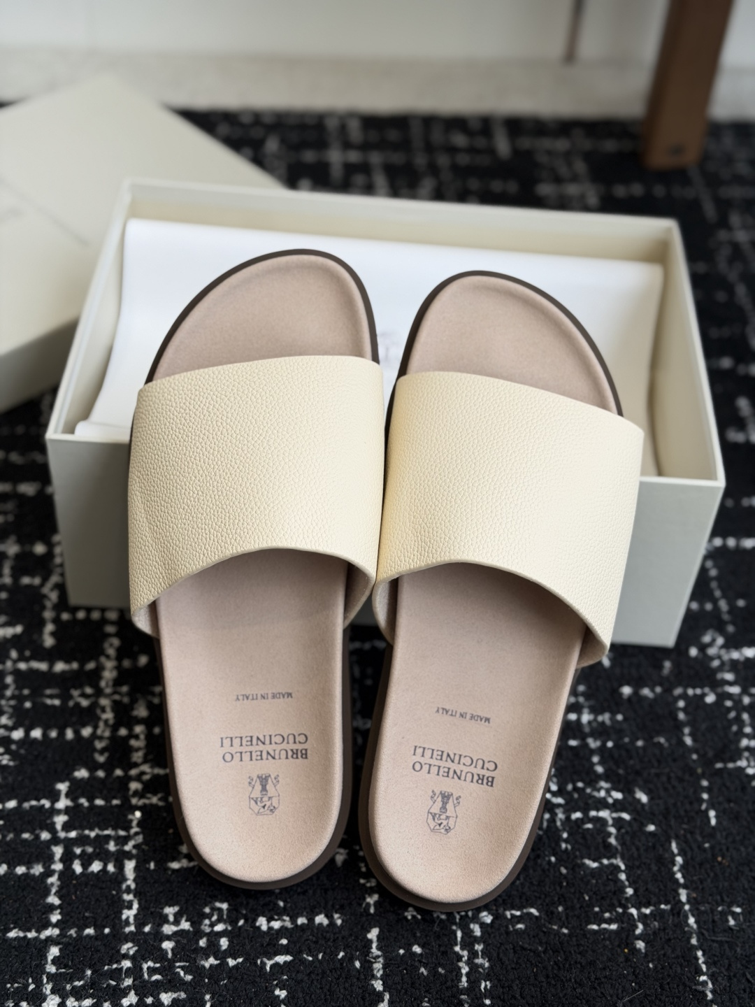 东莞代购级Brunello Cucinelli BC男士休闲凉拖鞋|此款凉拖鞋鞋面料采用意大利进口荔枝纹 东莞代购级Brunello Cucinelli BC男士休闲凉拖鞋|此款凉拖鞋鞋面料采用意大利进口荔枝纹