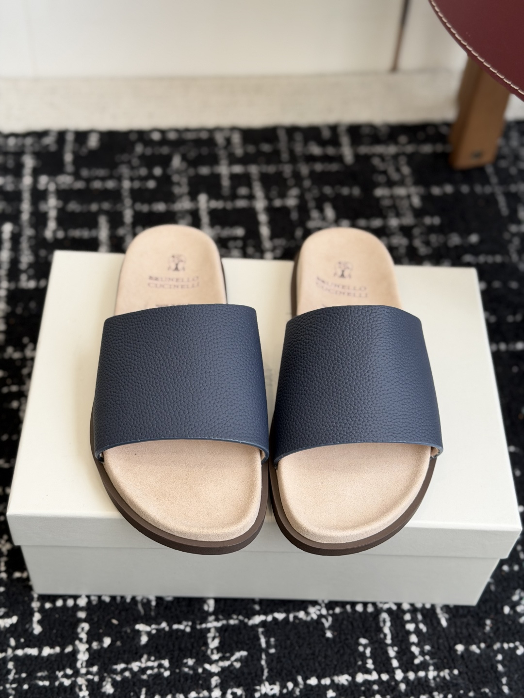 东莞代购级Brunello Cucinelli BC男士休闲凉拖鞋｜此款凉拖鞋鞋面料采用意大利进口荔枝纹