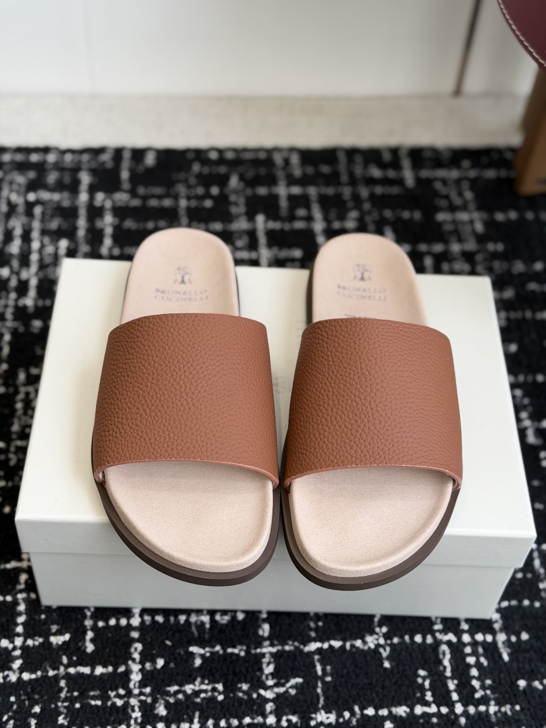 东莞代购级Brunello Cucinelli BC男士休闲凉拖鞋｜此款凉拖鞋鞋面料采用意大利进口荔枝纹