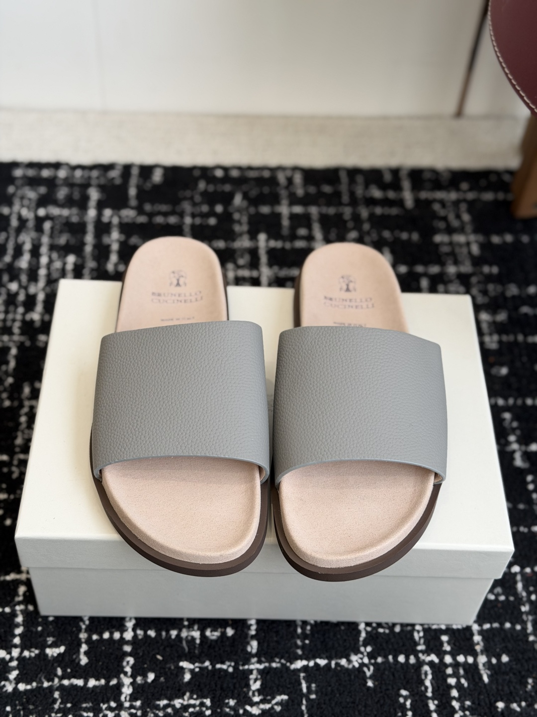 NO:876507,Dongguan purchasing agent Brunello Cucinelli  BC men's casual sandals｜The fabric of this sandal slipper is made of pebbled cowhide imported from Italy｜The outer waist of the upper is inlaid with brand electroplating and distressed craftsmanship buckle｜The buckle can be retracted at will｜**Can be worn on any ankle.  Yu | Rubber foam outsole with high density and elasticity | Wear-resistant and not easy to deform | This sandal and slipper shoe style is classic and never goes out of style | Personalized logo and unique water ripple groove design on the outsole | Luxury is instantly overwhelming  Size38-44 (customized at 45.46), slippers, brunello cucinelli, slippers, cowhide19860909东莞代购级 Brunello Cucinelli BC男士休闲凉拖鞋｜此款凉拖鞋鞋面料采用意大利进口荔枝纹牛皮｜鞋面外腰部位镶嵌品牌电镀做旧工艺扣带｜扣带可随意伸缩｜**脚廋都可以驾驭｜密度弹性大的橡胶发泡大底｜耐磨不易变形｜此款凉拖鞋鞋型堪称经典永不过时｜外底上的个性logo和独特的水波纹凹槽设计｜奢华度瞬间爆棚 Size38-44（45.46定做）,拖鞋,brunello cucinelli,slippers,cowhide,Women's Shoes