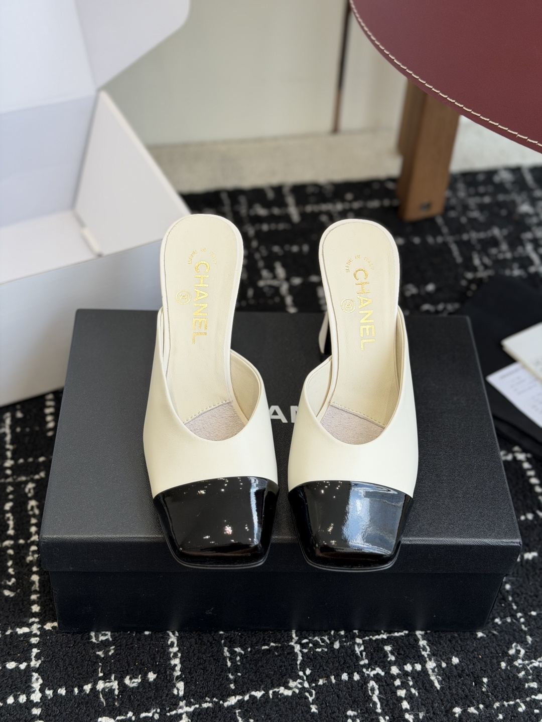 NO:876500,Purchasing agent CHANEL Xiaoxiang 26ss early spring new style large square toe heels, retro French elegance, full of high-end sense, bold color matching and fashion sense!  Full of personality!  Fragrant Grandma Mary Jane high shoes, a pair of high heels that are very popular recently!  The large square toe design directly lengthens the legs!  Unique style. The fabric is imported patent leather/wool, with sheepskin lining, soft and delicate, 100% comfortable to the feet, beautiful and super feminine at the same time, Italian genuine leather outsole, heel height 8.5cm, Size#35-41 (40 41 custom-made, non-returnable), half-slip high heels, chanel, mary jane, high heels, sheepskin, Leather soles19860909代购级 CHANEL小香 26ss 早春新款 大方头跟鞋,复古法式优雅感,高级感十足,大胆的配色时尚感拉满！个性十足！ 香奶奶玛丽珍高鞋,最近很火的一双高跟鞋！大方头设计直接拉长腿型！个性的款型. 面料进口漆皮/毛,内里垫脚羊皮,柔软细腻,脚感舒适度百分百,美观的同时又超显女人味,意大利真皮大底 跟高8.5cm Size#35-41（40 41 订做不退换）,半拖高跟鞋,chanel,mary jane,high heels,sheepskin,Leather soles,Women's Shoes