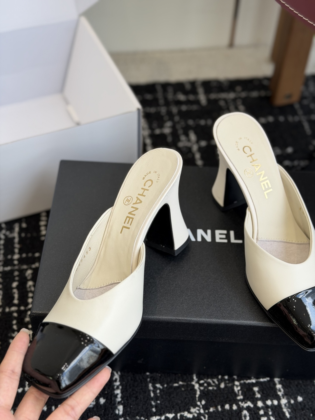 代购级CHANEL小香 26ss 早春新款 大方头跟鞋,复古法式优雅感,高级感十足,大胆的配色时尚感拉满 代购级CHANEL小香 26ss 早春新款 大方头跟鞋,复古法式优雅感,高级感十足,大胆的配色时尚感拉满