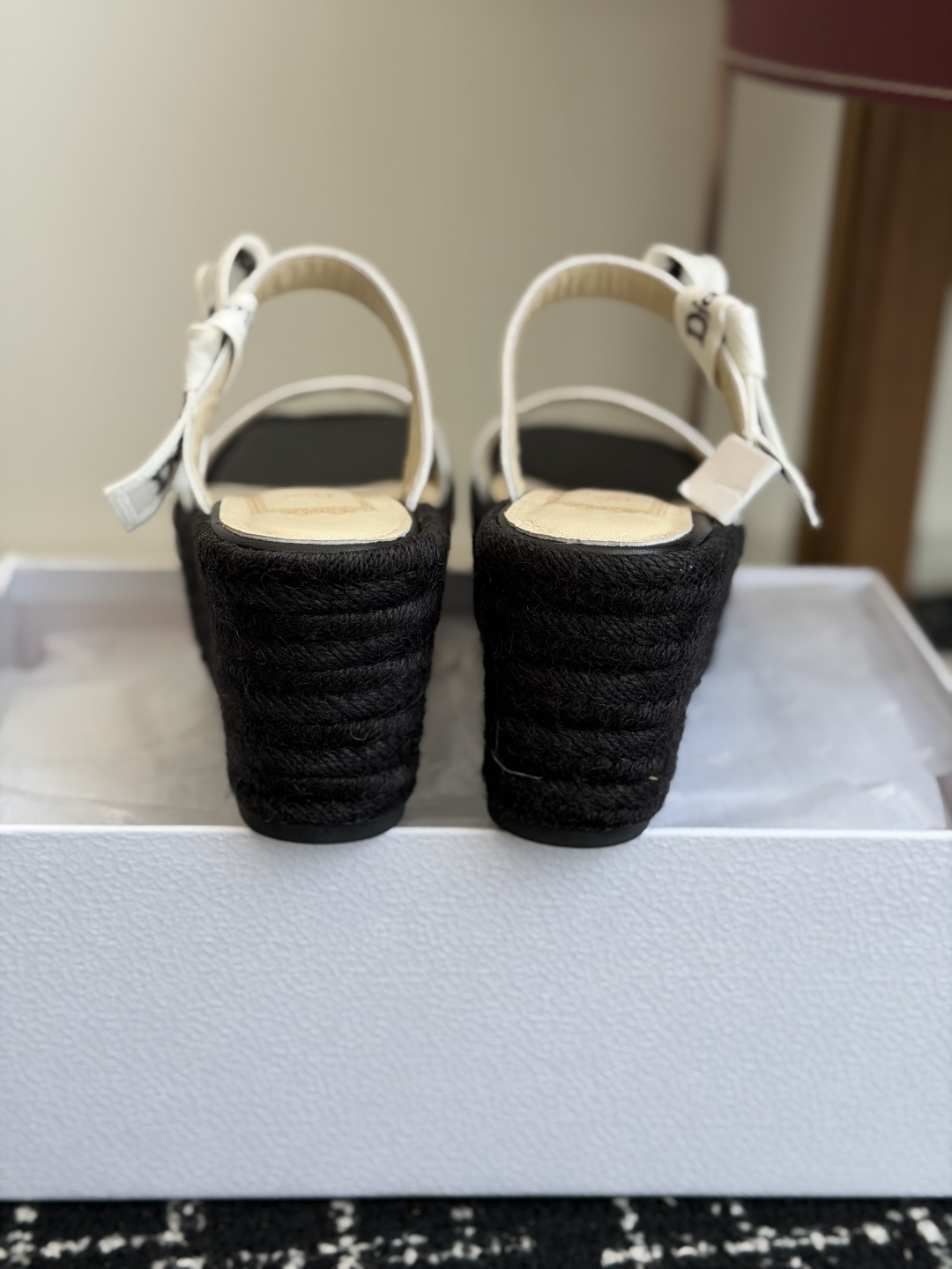 代购级Dior 迪奥 26ss 夏季高版本新款 厚底凉鞋简约超级百搭. 上脚完美奢华可任意搭配春夏服饰.