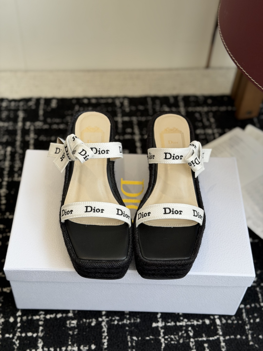 代购级Dior 迪奥 26ss 夏季高版本新款 厚底凉鞋简约超级百搭. 上脚完美奢华可任意搭配春夏服饰.