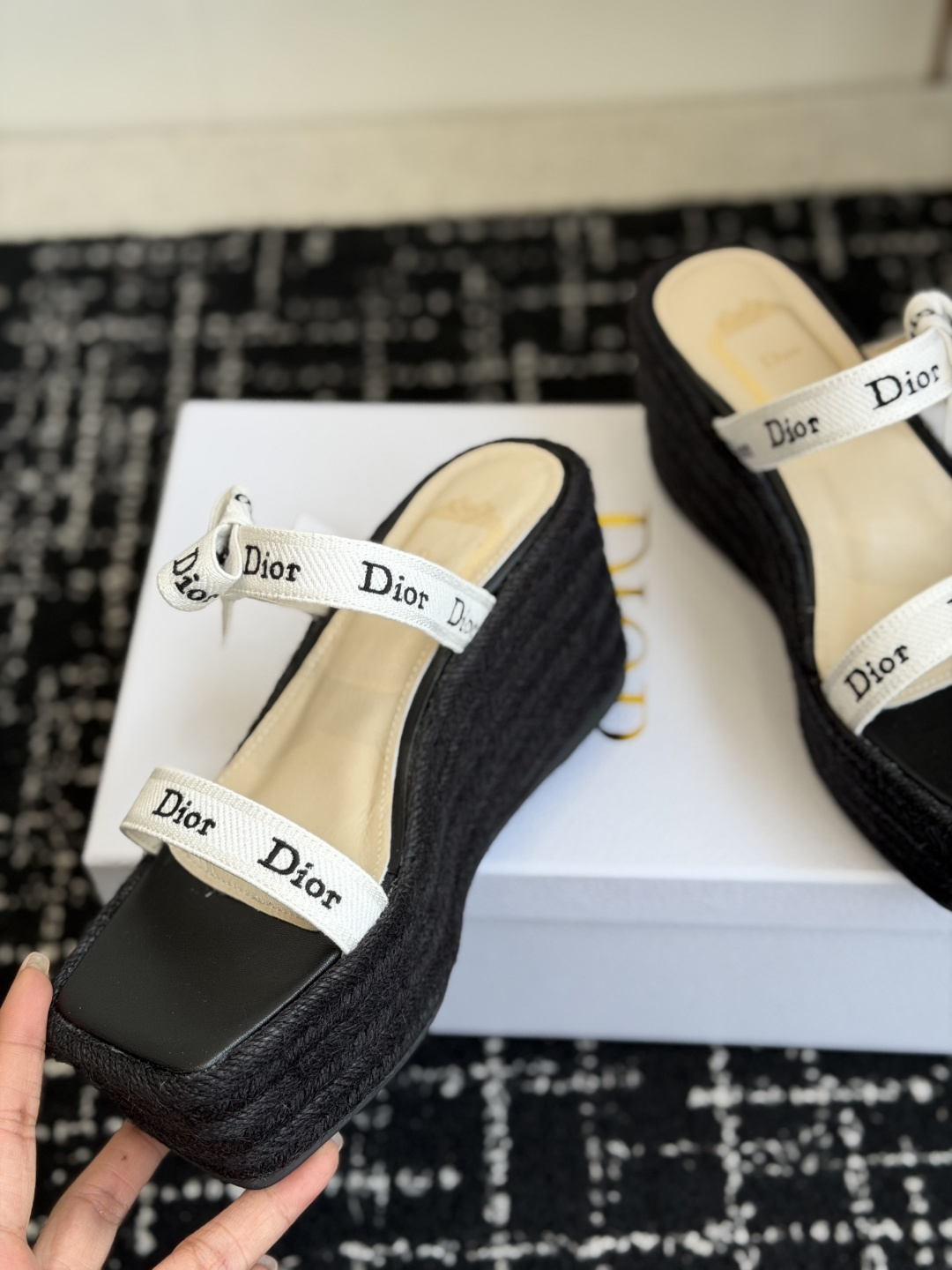 代购级Dior 迪奥 26ss 夏季高版本新款 厚底凉鞋简约超级百搭. 上脚完美奢华可任意搭配春夏服饰.