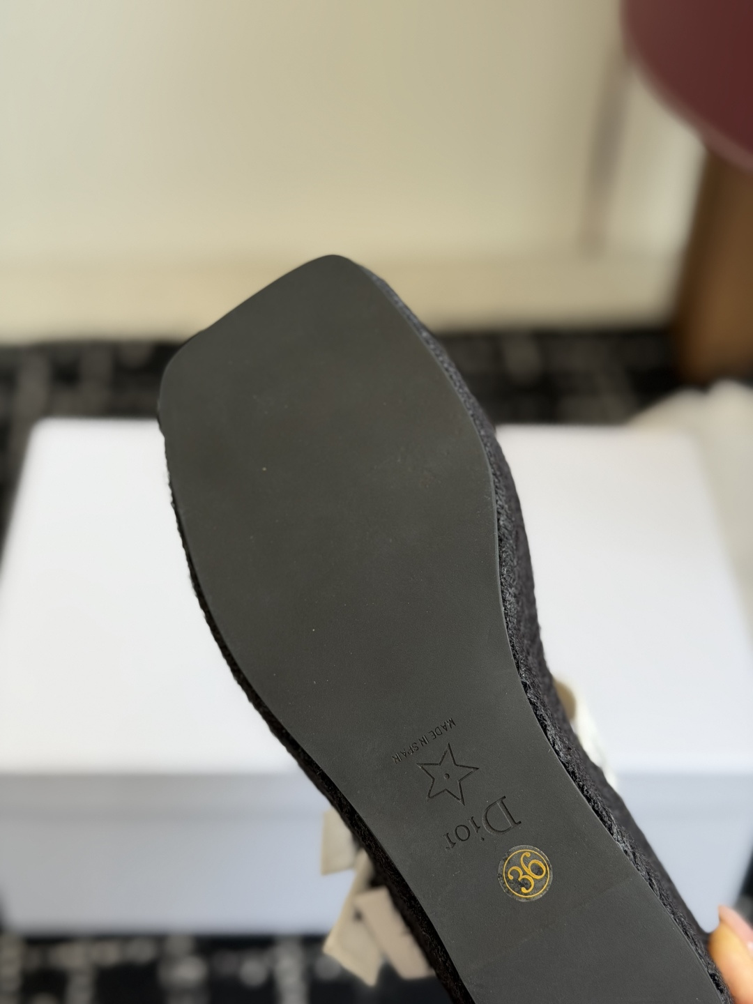 代购级Dior 迪奥 26ss 夏季高版本新款 厚底凉鞋简约超级百搭. 上脚完美奢华可任意搭配春夏服饰.