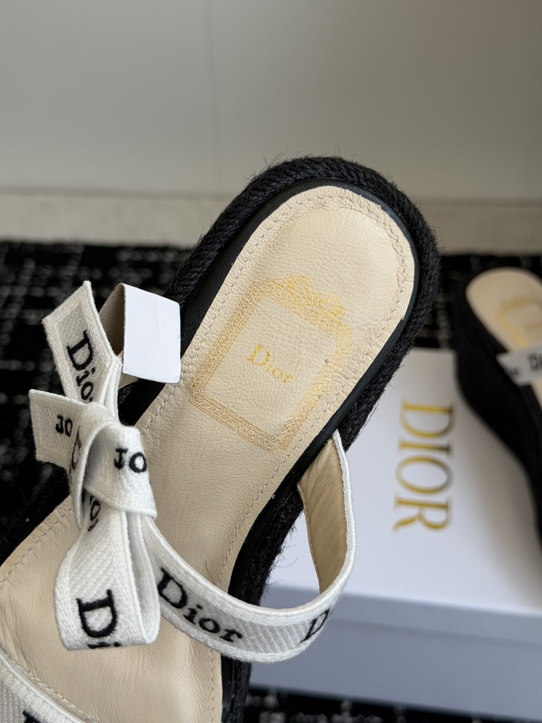 代购级Dior 迪奥 26ss 夏季高版本新款 厚底凉鞋简约超级百搭. 上脚完美奢华可任意搭配春夏服饰.