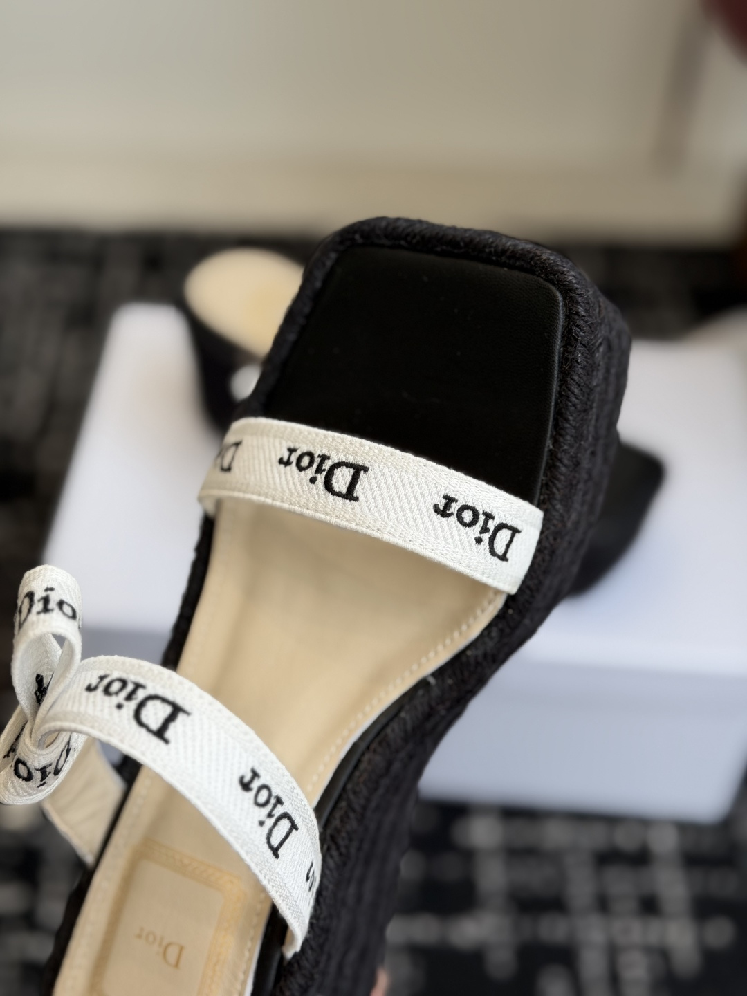 代购级Dior 迪奥 26ss 夏季高版本新款 厚底凉鞋简约超级百搭. 上脚完美奢华可任意搭配春夏服饰.