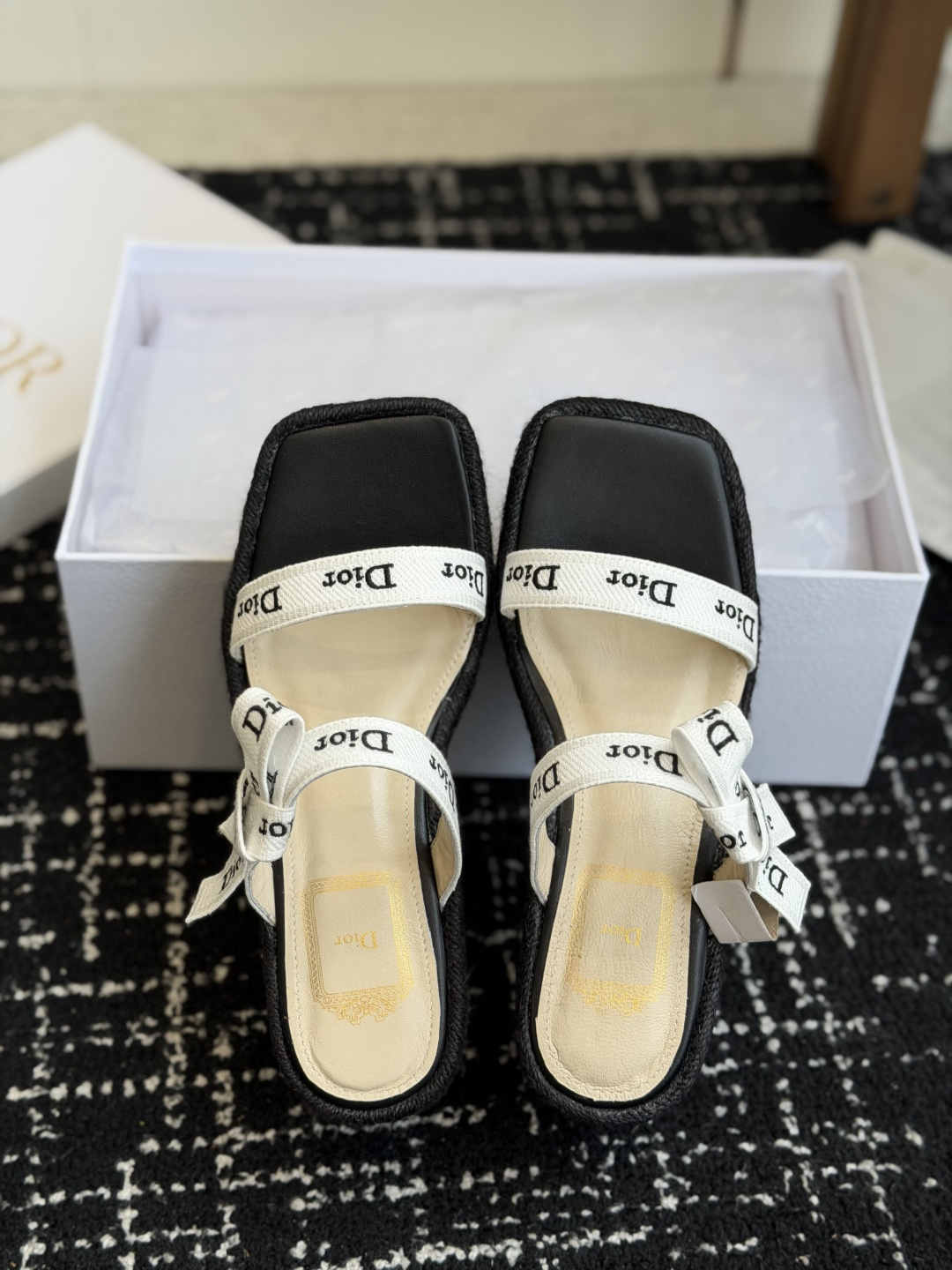 代购级Dior 迪奥 26ss 夏季高版本新款 厚底凉鞋简约超级百搭. 上脚完美奢华可任意搭配春夏服饰.