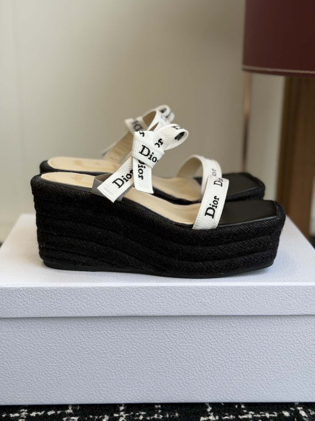 代购级Dior 迪奥 26ss 夏季高版本新款 厚底凉鞋简约超级百搭. 上脚完美奢华可任意搭配春夏服饰.